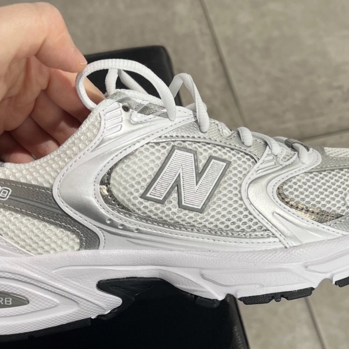 New Balance 530 White Silver 착용 스타일