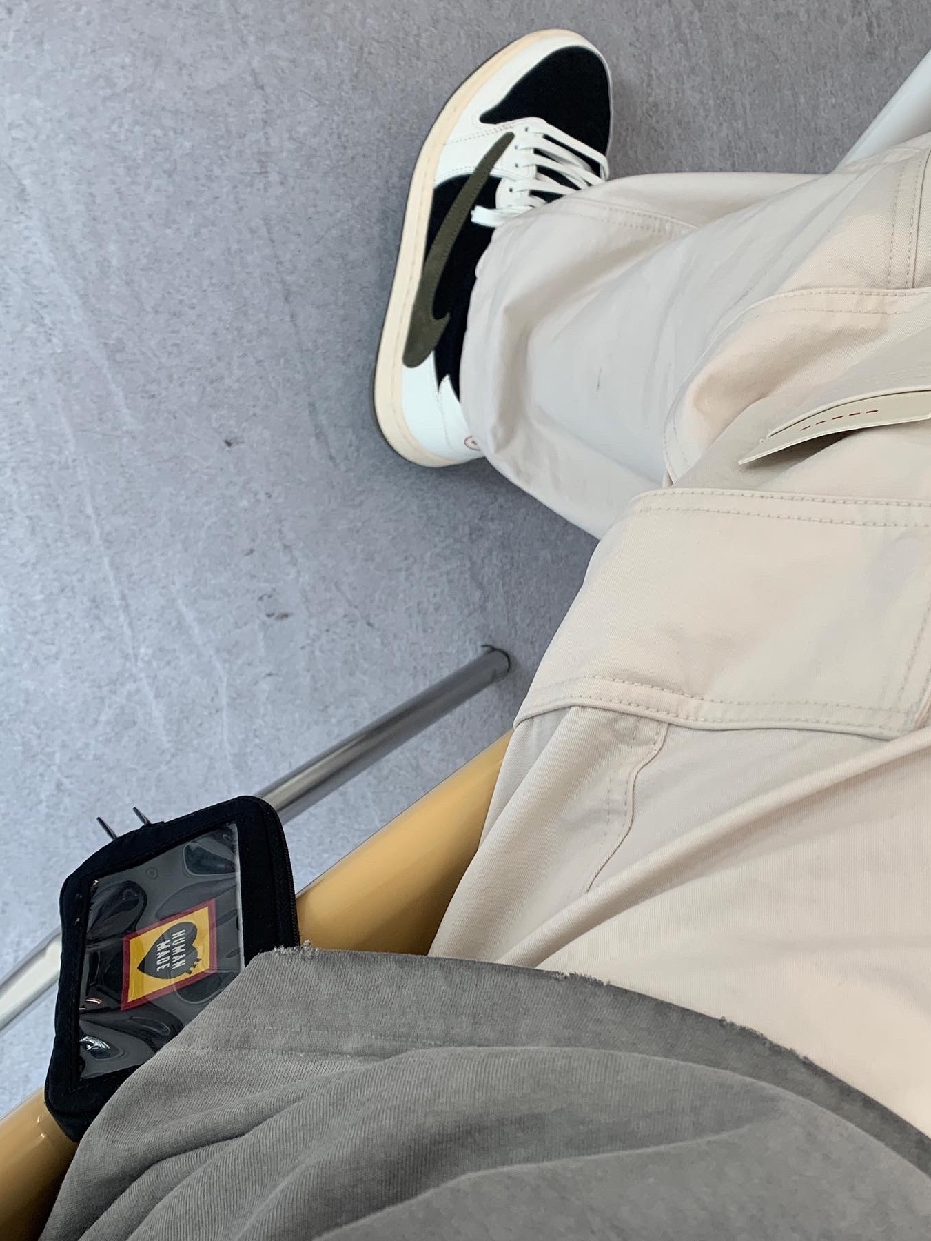 (W) Jordan 1 x Travis Scott Retro Low OG SP Medium Olive, Human Made Military Card Case Black 착용 스타일