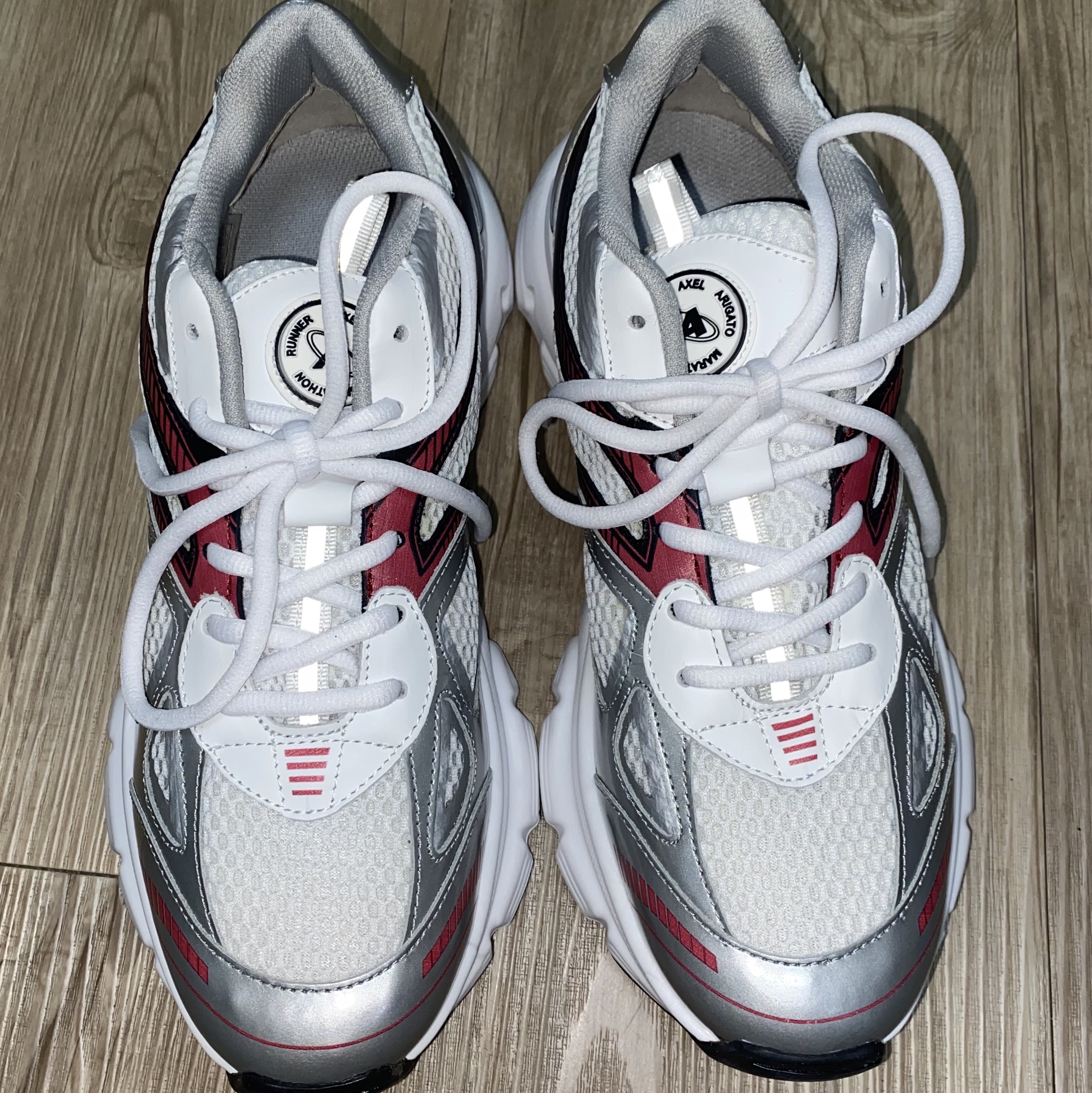 Axel Arigato Marathon Runner Silver Red 착용 스타일
