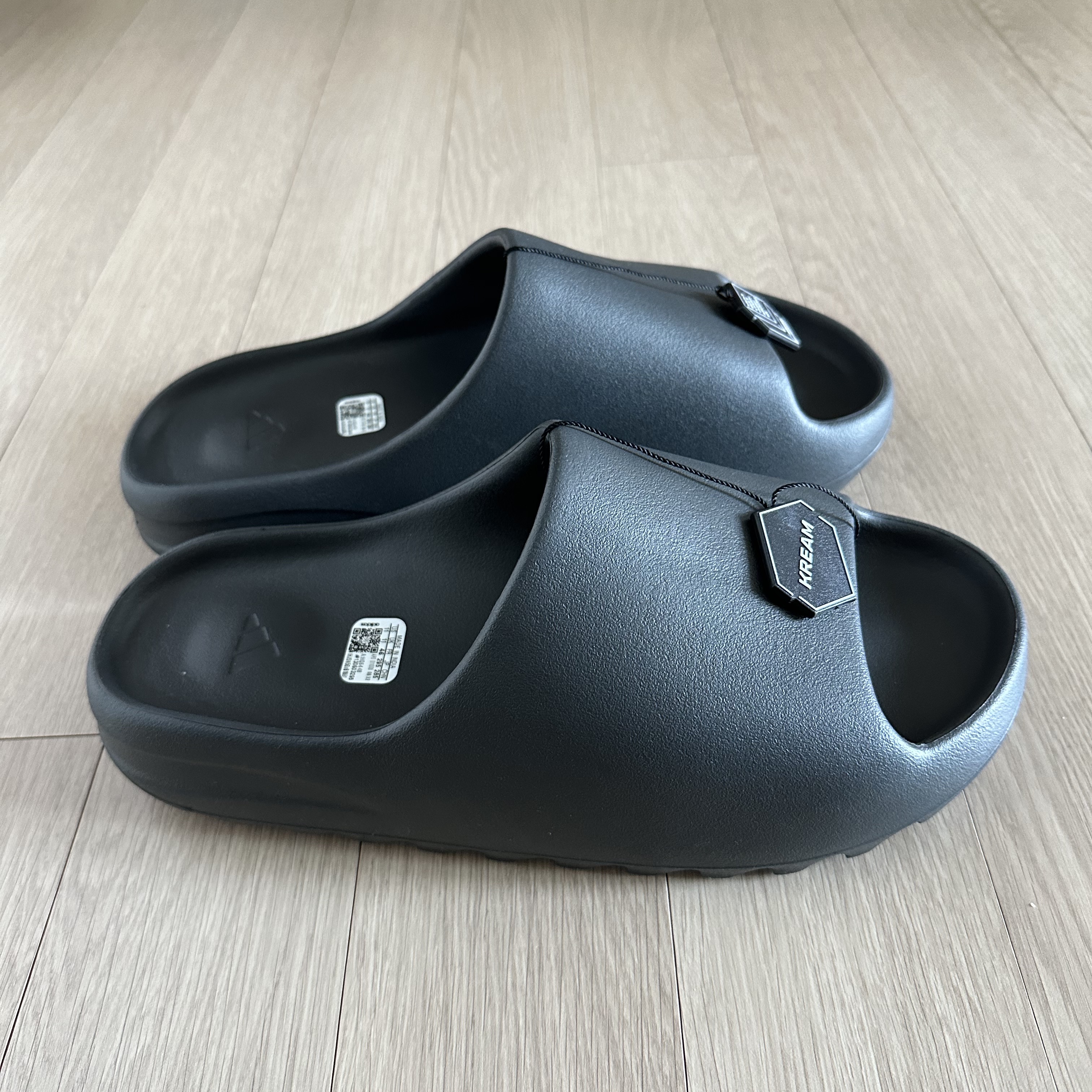 Adidas Yeezy Slide Onyx 착용 스타일 - 2
