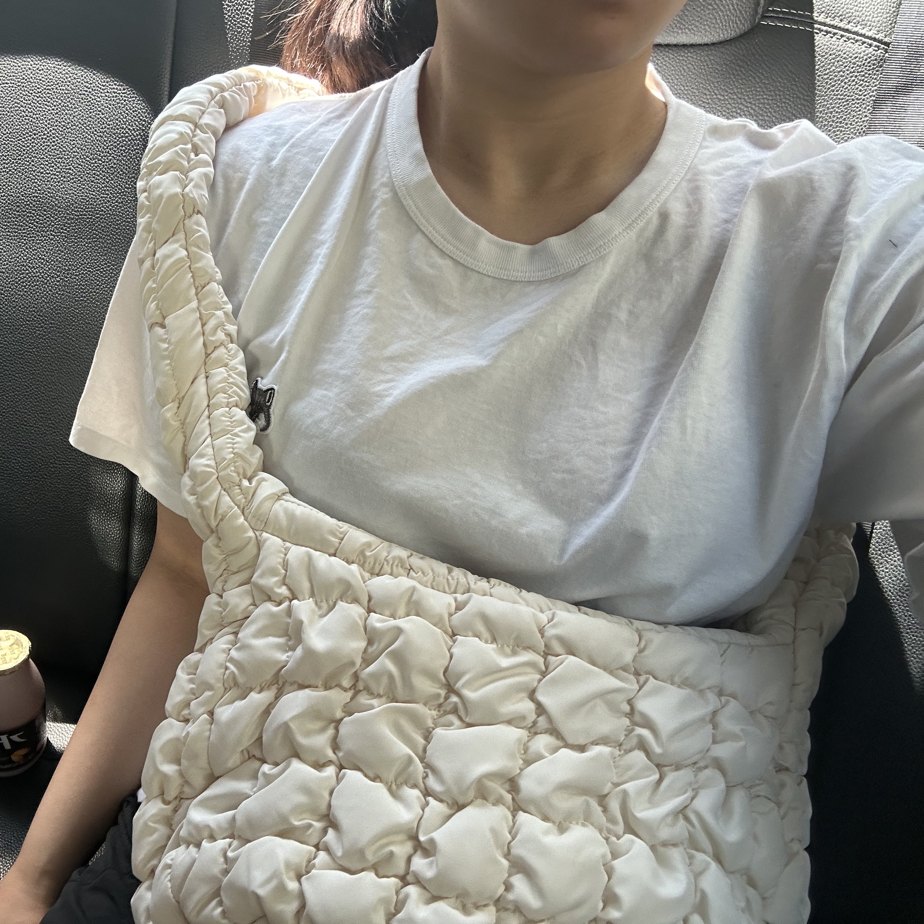 COS Quilted Messenger Bag Beige 착용 스타일