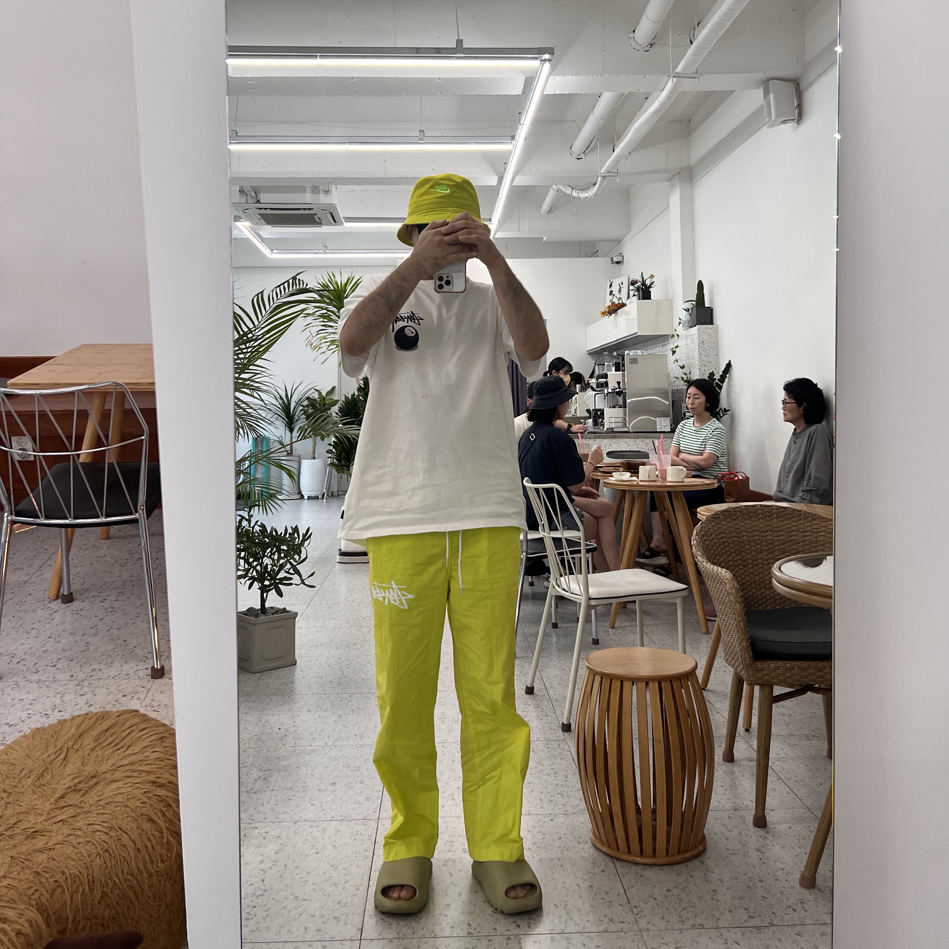 Nike x Stussy Beach Pants Bright Cactus, Nike x Stussy NRG FL SS 8 Ball T-Shirt White (DO9322-100) 착용 스타일