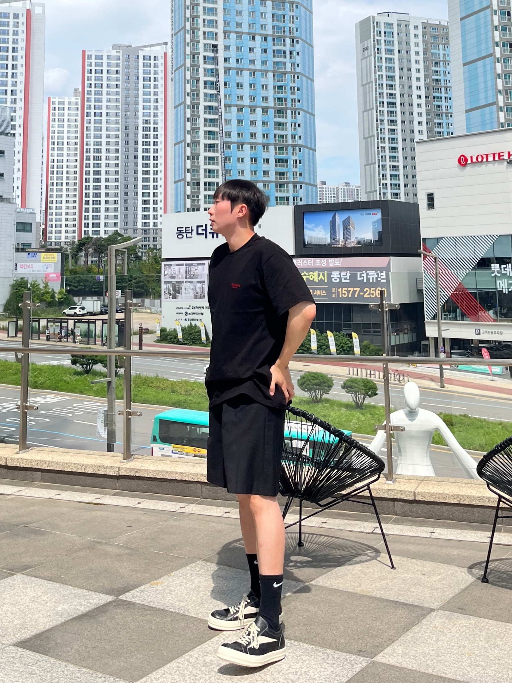 Rick Owens Luxor Vintage Sneakers Black Milk, Yeezy Gap Engineered By Balenciaga Flame Cap Black 착용 스타일 - 2