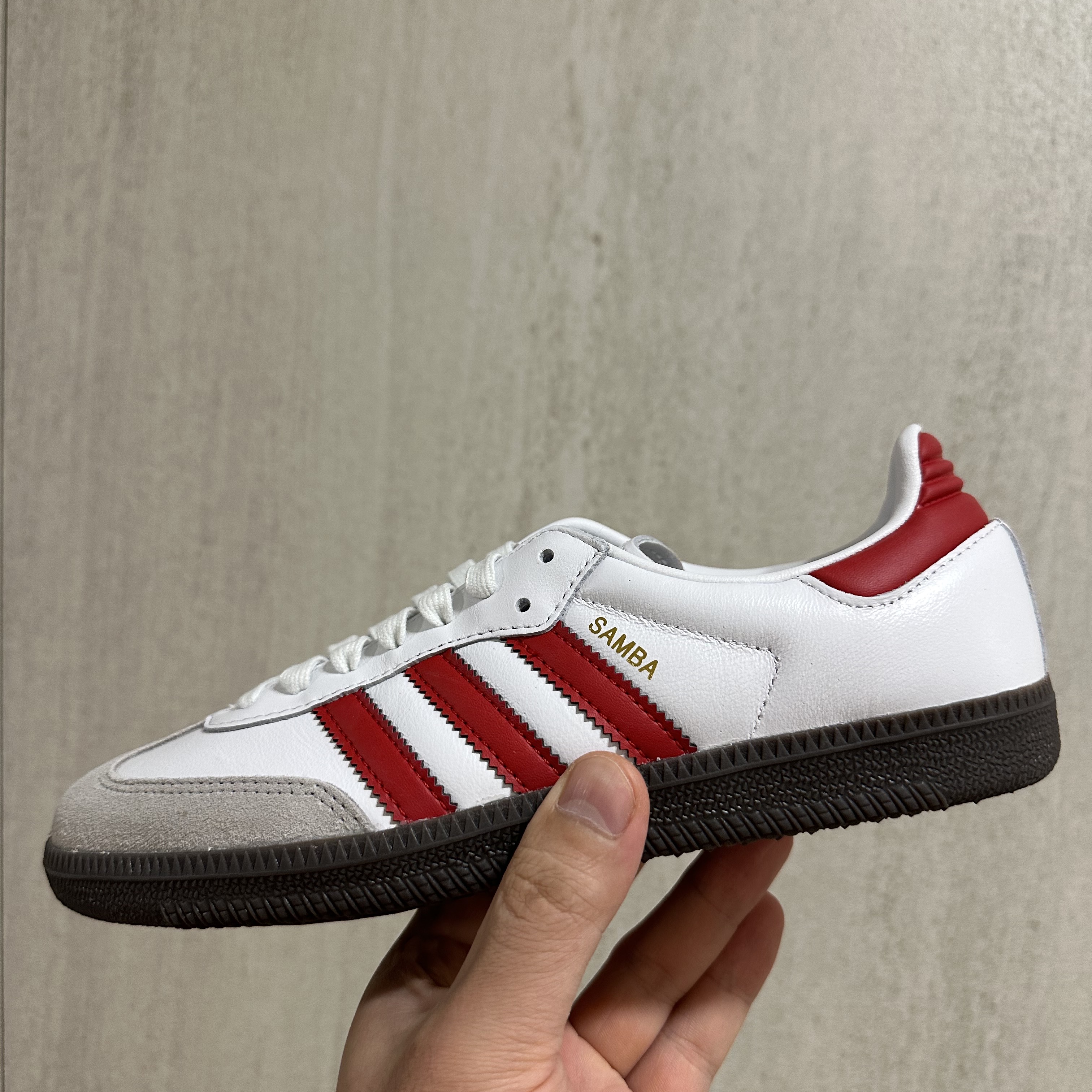 Adidas Samba OG White Better Scarlet 착용 스타일