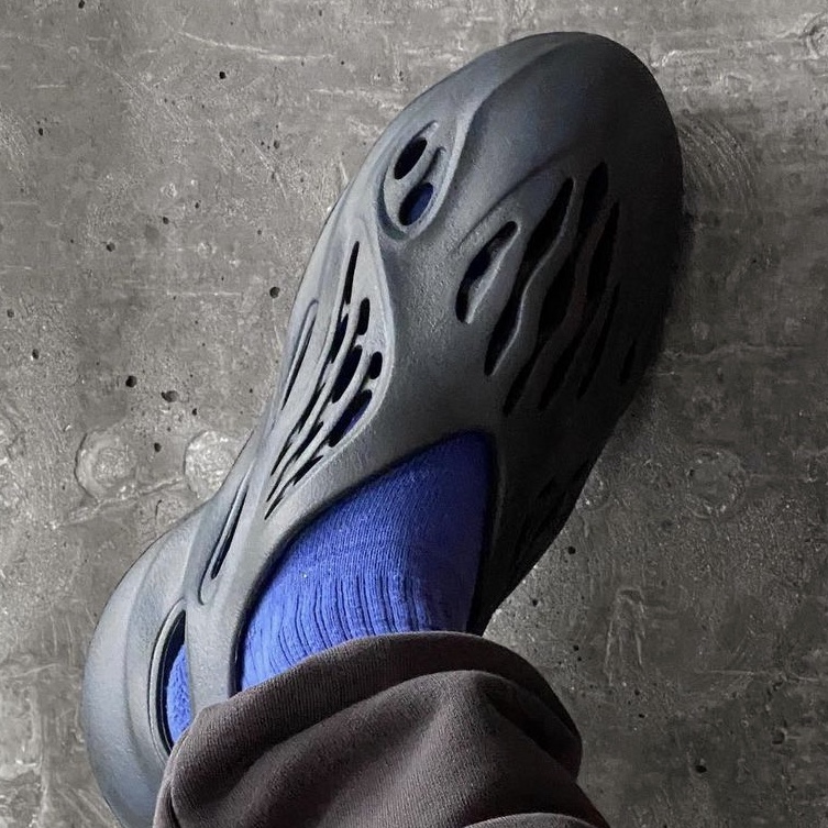 Adidas Yeezy Foam RNNR Onyx 착용 스타일