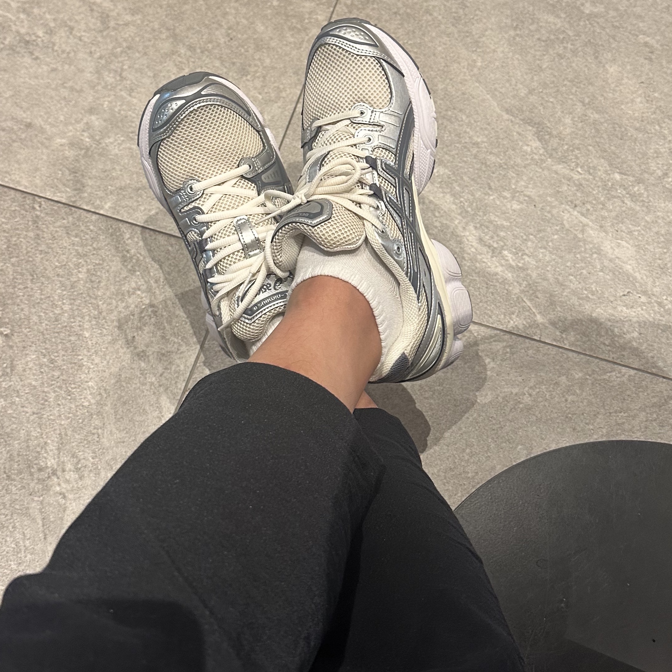 Asics Gel-Nimbus 9 Pure Silver Metropolis 착용 스타일