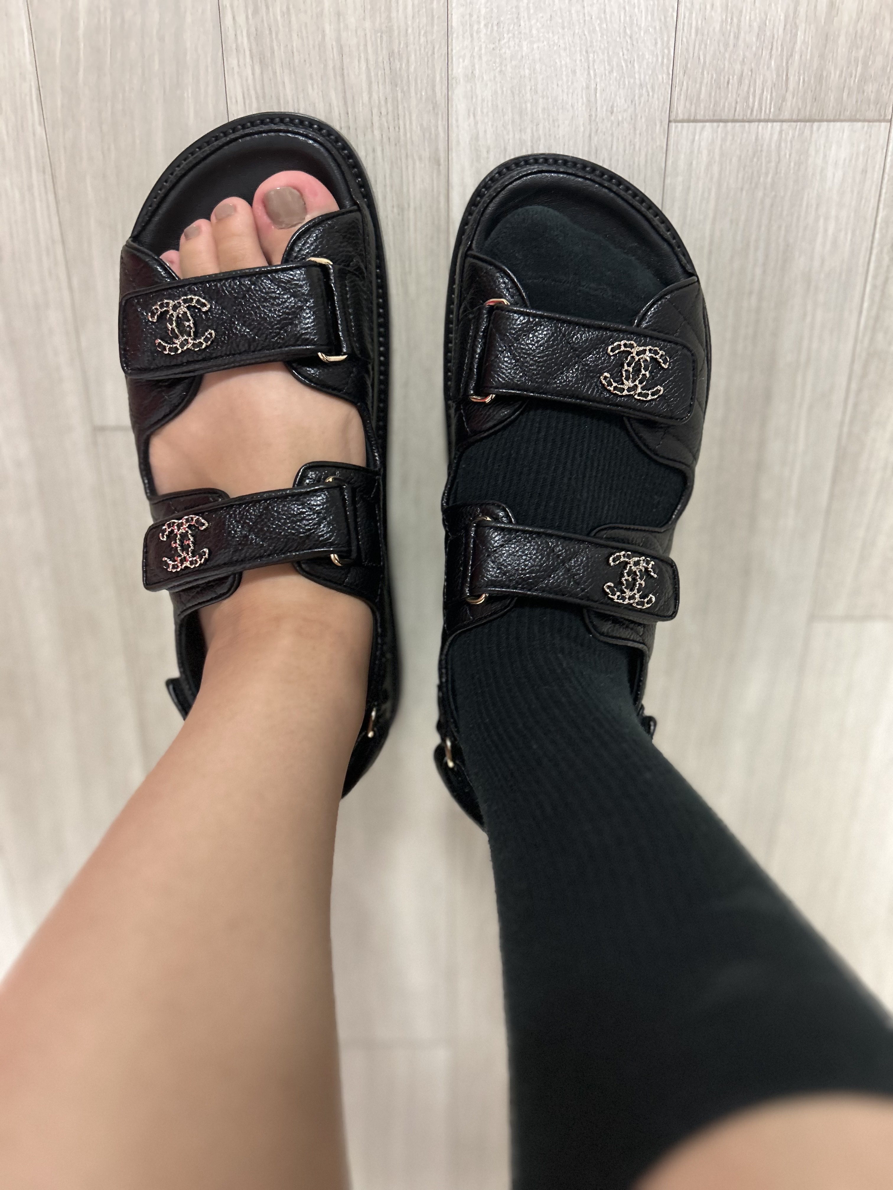 (W) Chanel Sandals Grained Calfskin & Black 착용 스타일 - 1