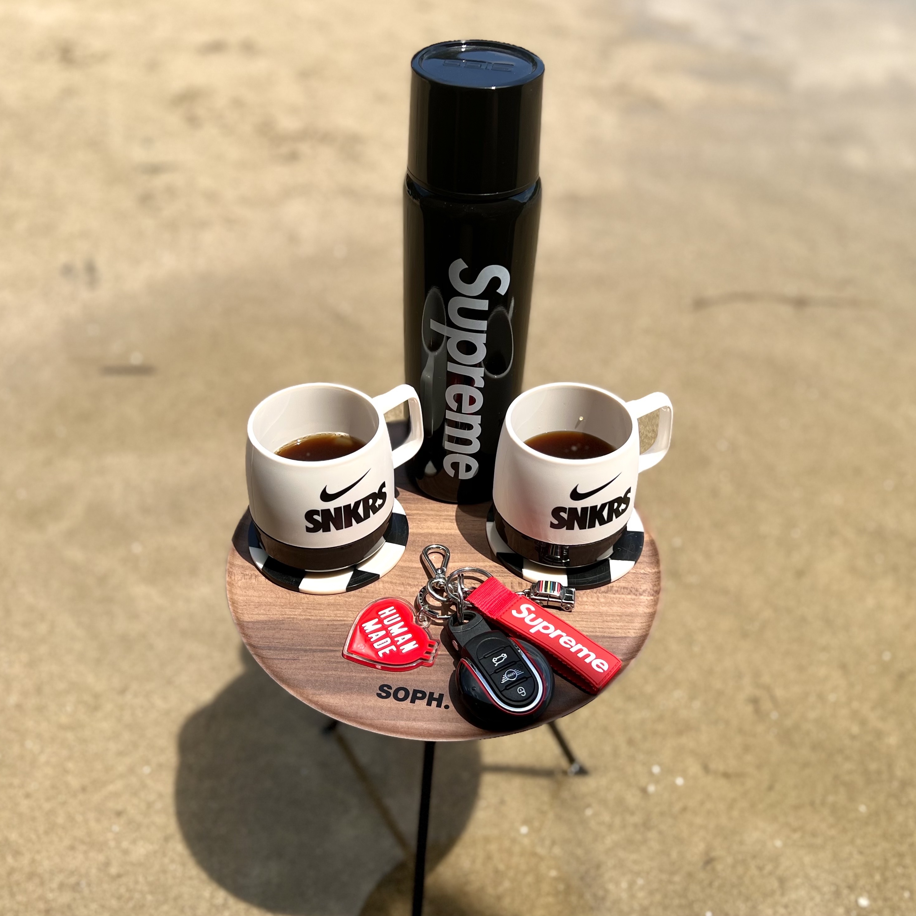 Supreme x Sigg Vacuum Insulated 0.75L Bottle Black - 20FW, Helinox x Nike SNKRS Lounge Souvenir Dinex Mug Black White 착용 스타일 - 2