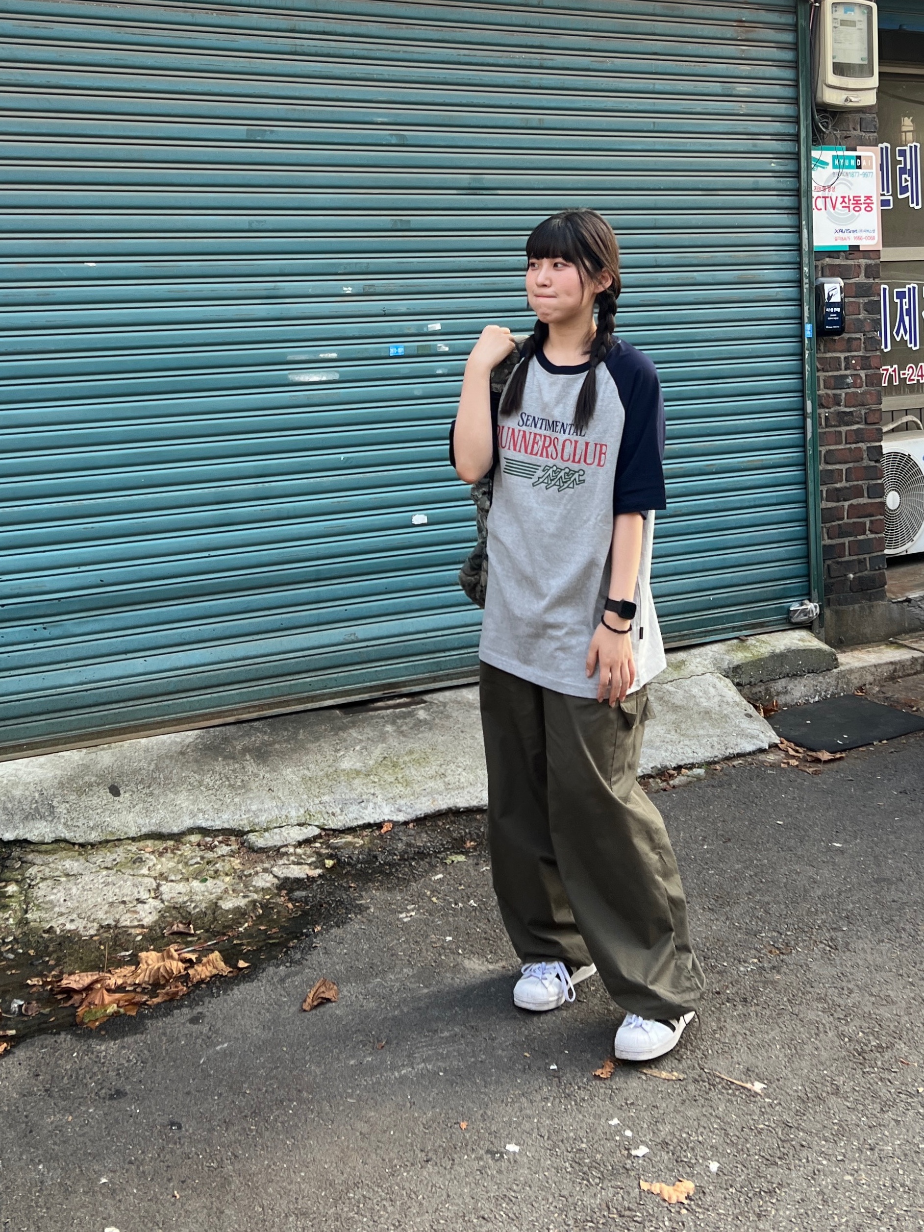 Stussy Canvas Backpack Veil Camo, Adidas Superstar White Black 착용 스타일 - 2