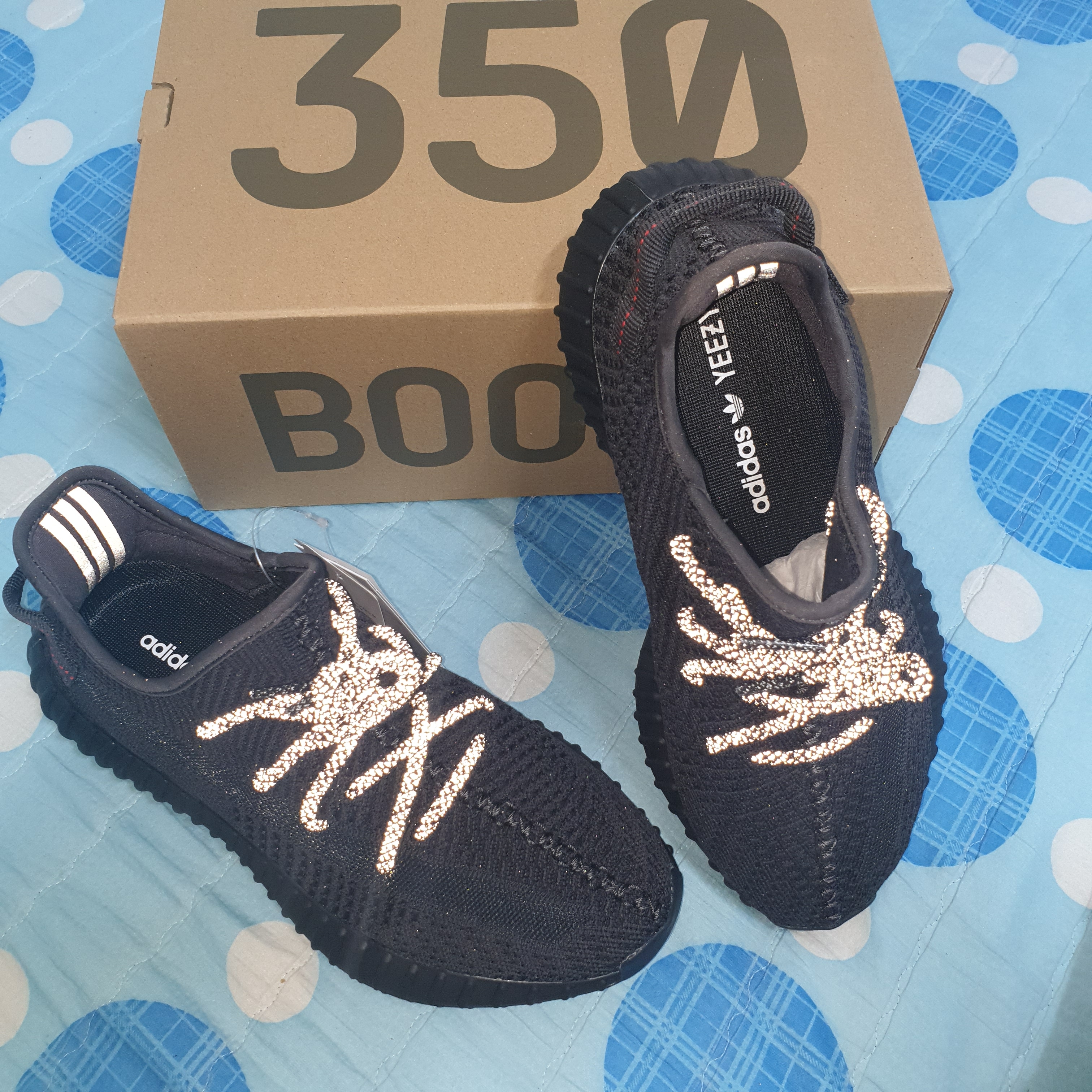 Adidas Yeezy Boost 350 V2 Black - Non-Reflective 착용 스타일