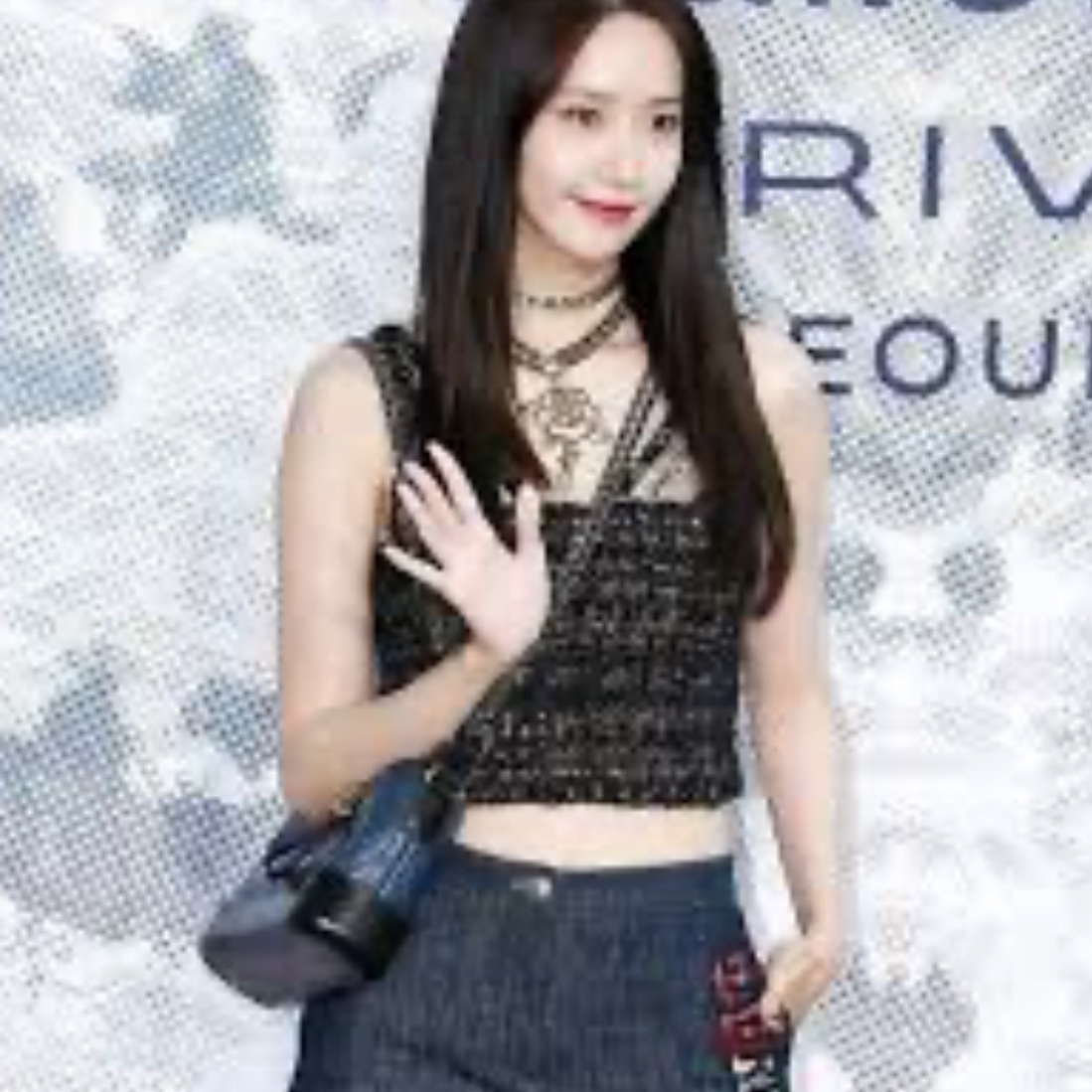 Chanel Gabrielle Small Hobo Bag Aged Calfskin & Gold Black 착용 스타일 - 1