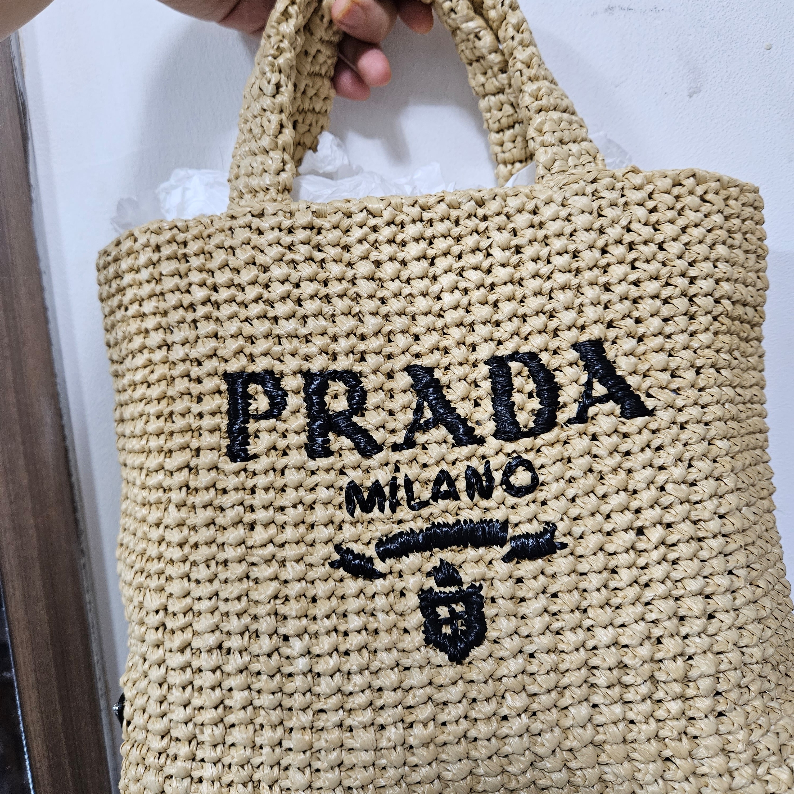 Prada Small Raffia Tote Bag Tan 착용 스타일