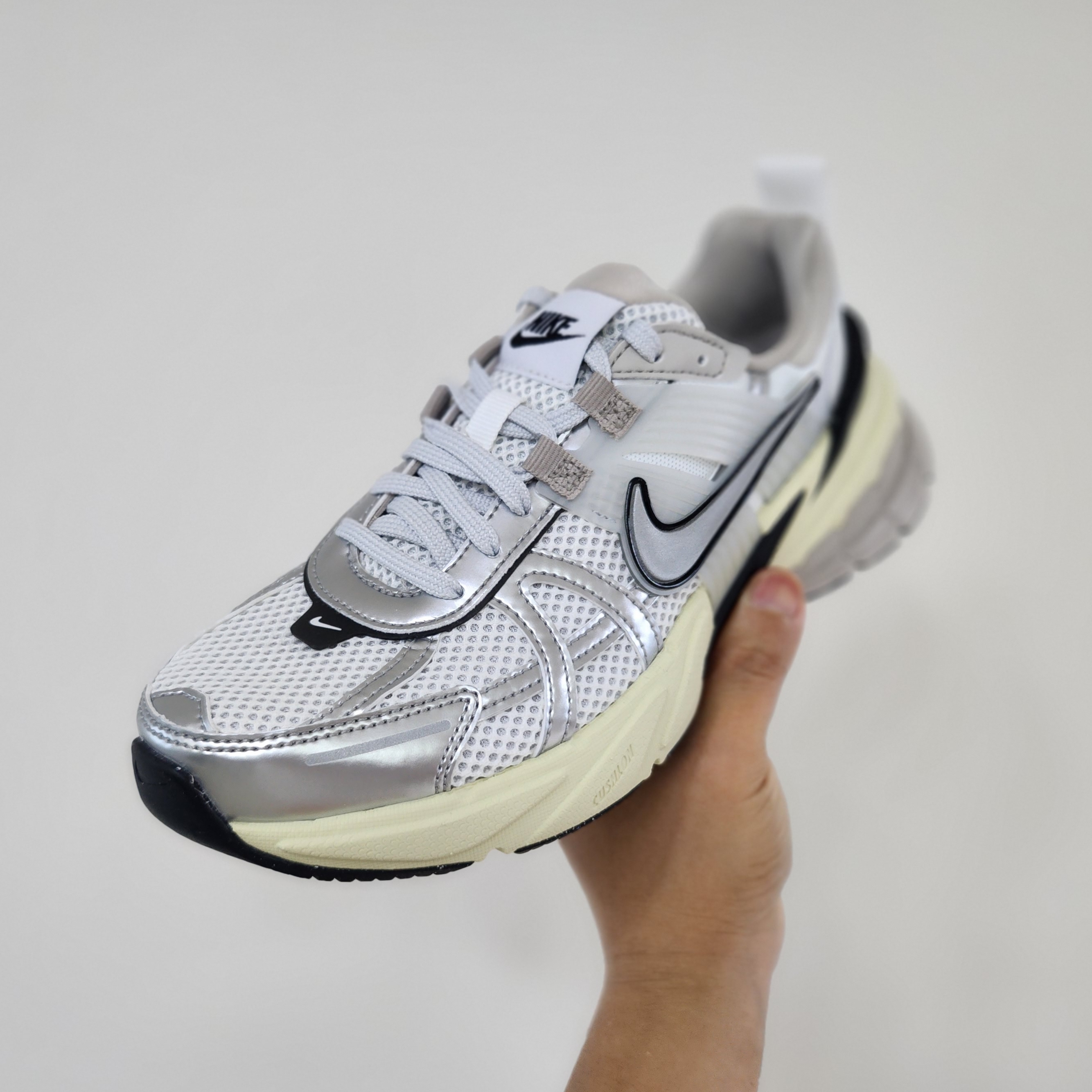 Nike V2K Run Summit White Metallic Silver 착용 스타일 - 1