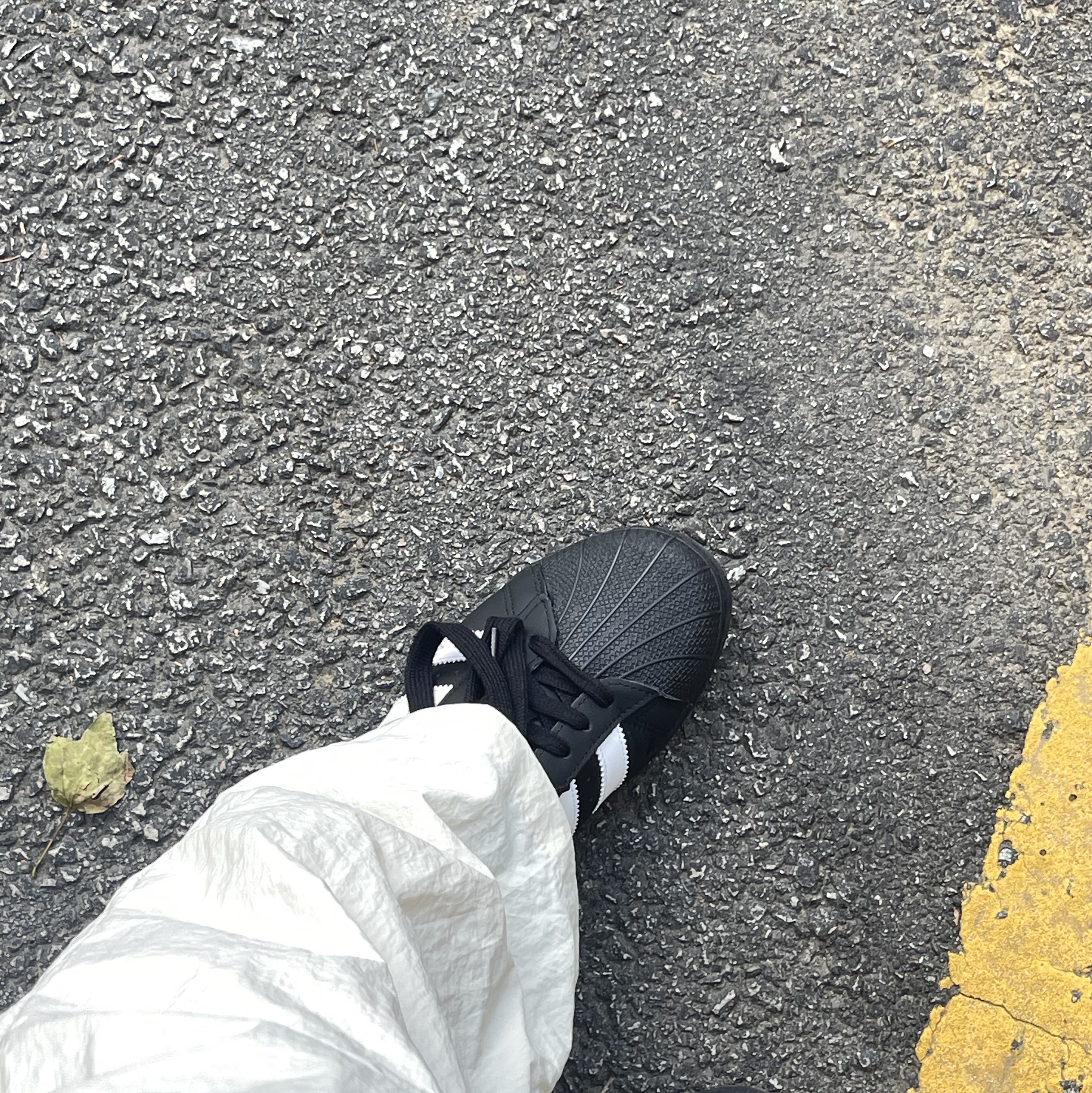 Adidas Superstar Core Black White 착용 스타일