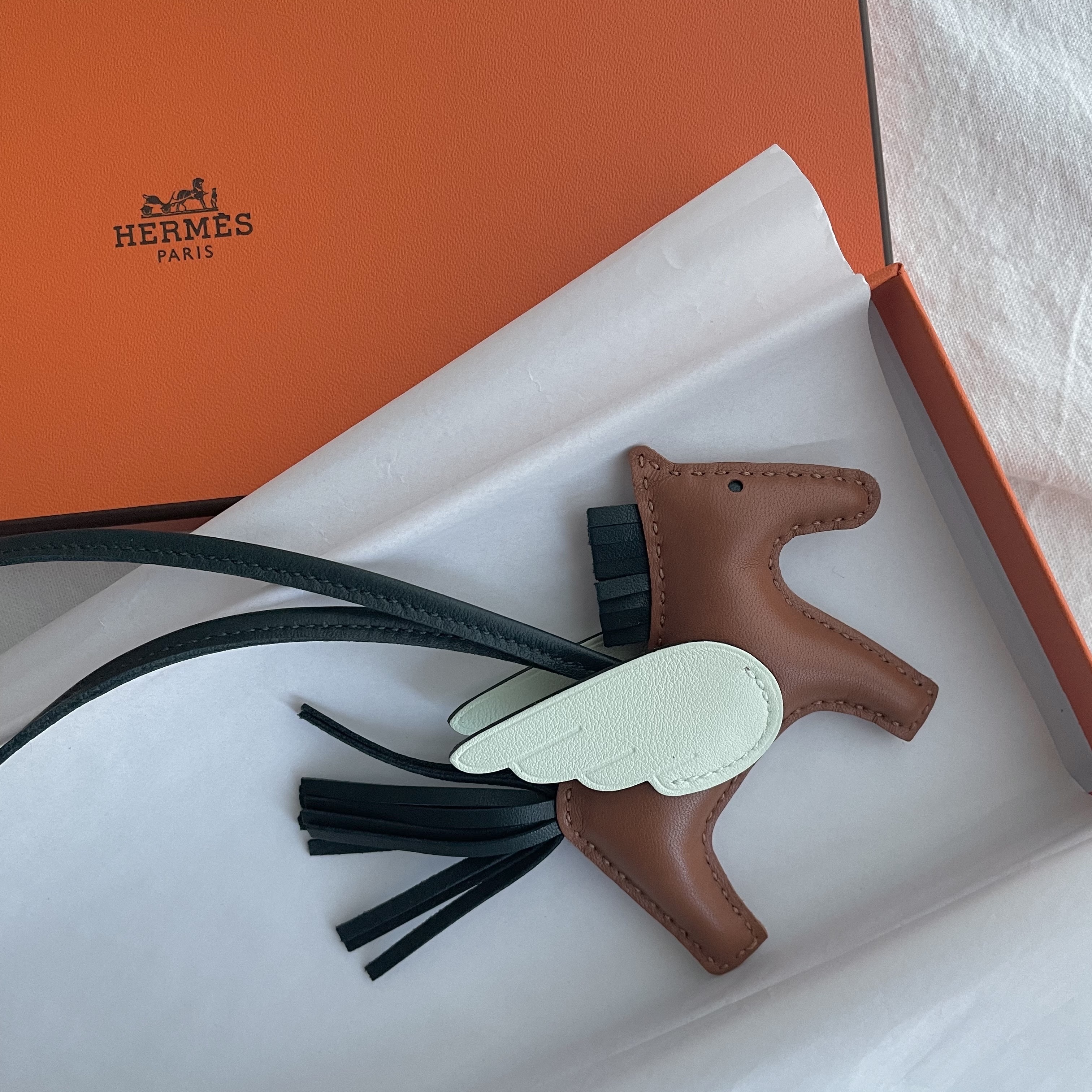 Hermes Rodeo Pegase PM Charm Milo Swift & Gold Vert Cypres Vert Fizz 착용 스타일