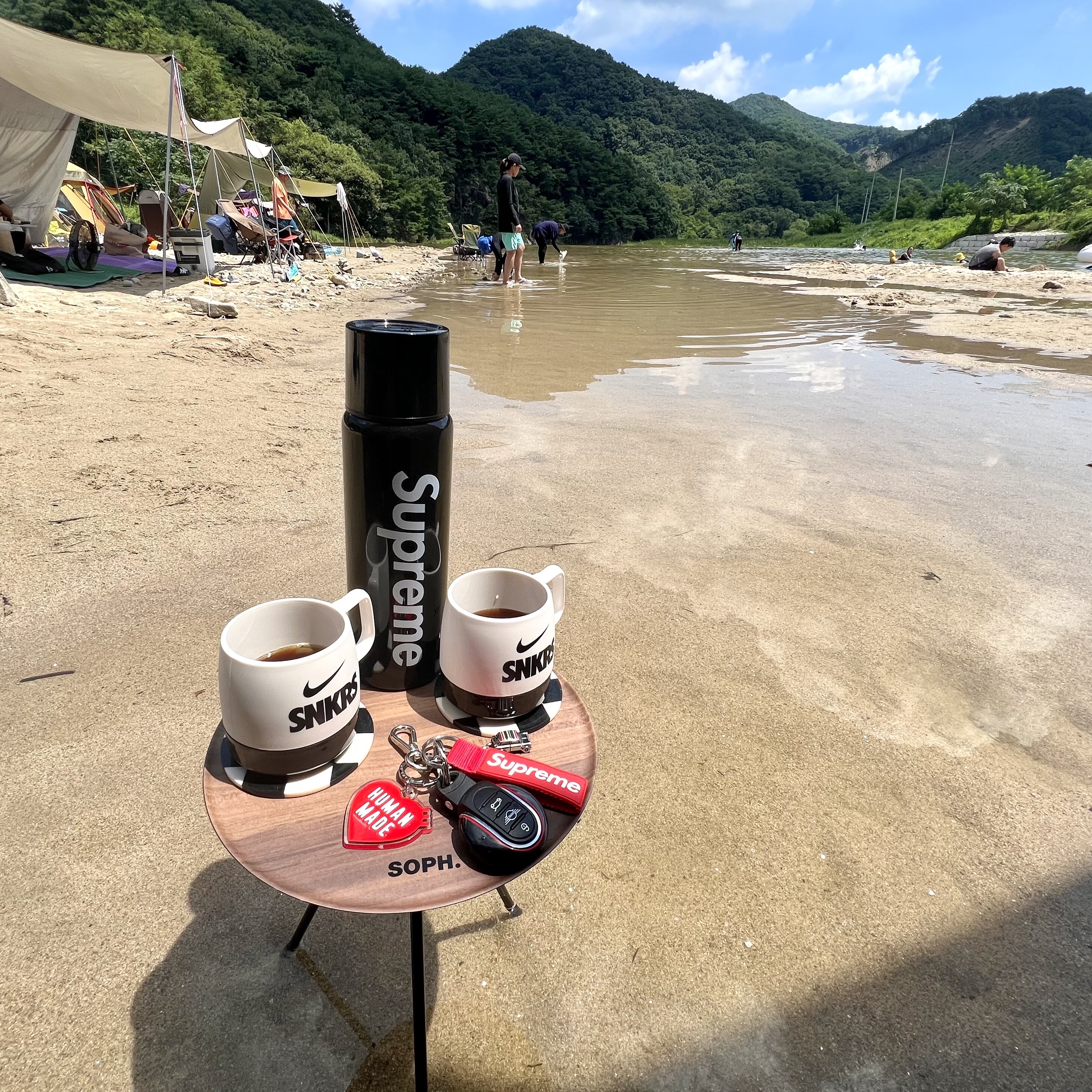 Supreme x Sigg Vacuum Insulated 0.75L Bottle Black - 20FW, Helinox x Nike SNKRS Lounge Souvenir Dinex Mug Black White 착용 스타일 - 1