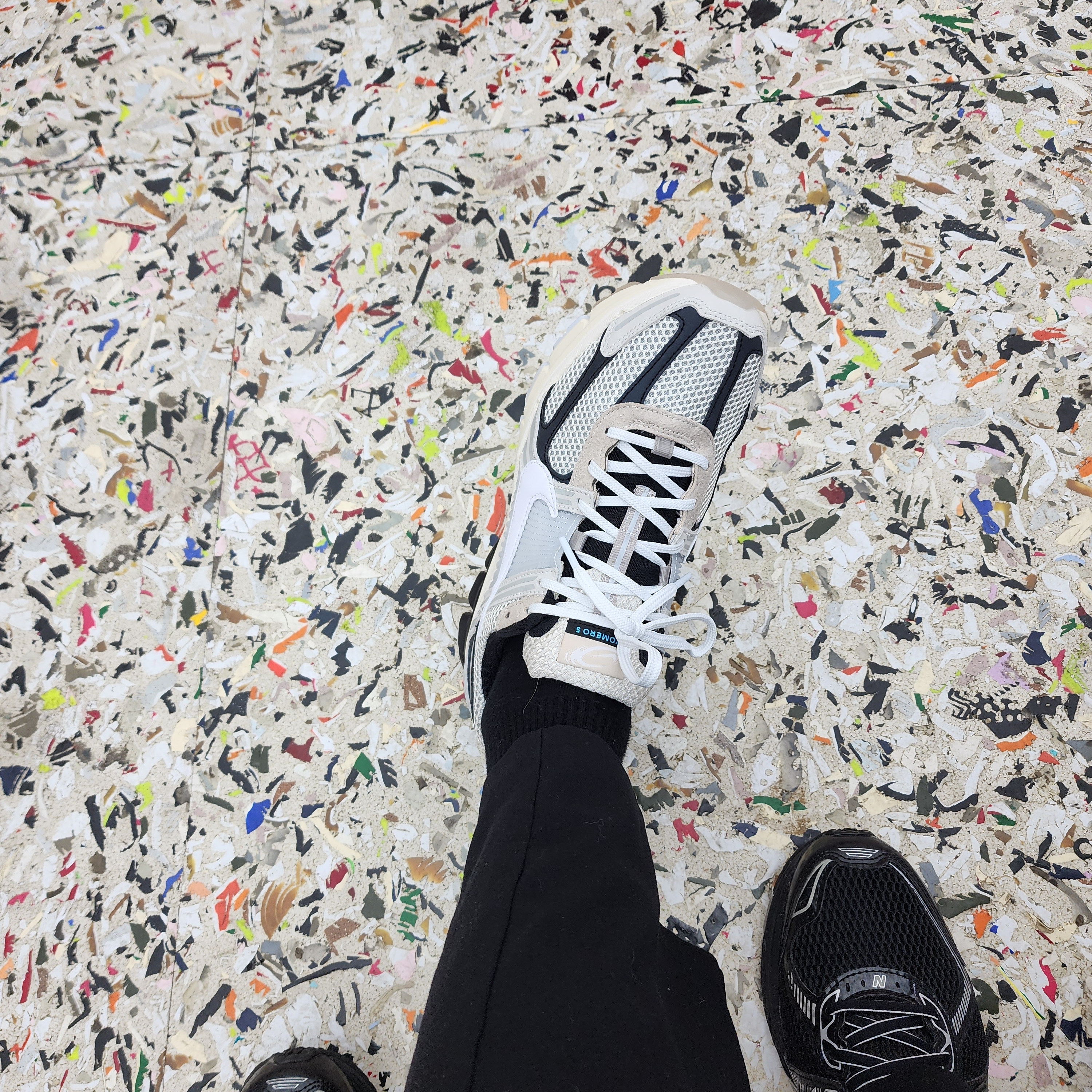 Nike Zoom Vomero 5 Light Bone and Black 착용 스타일