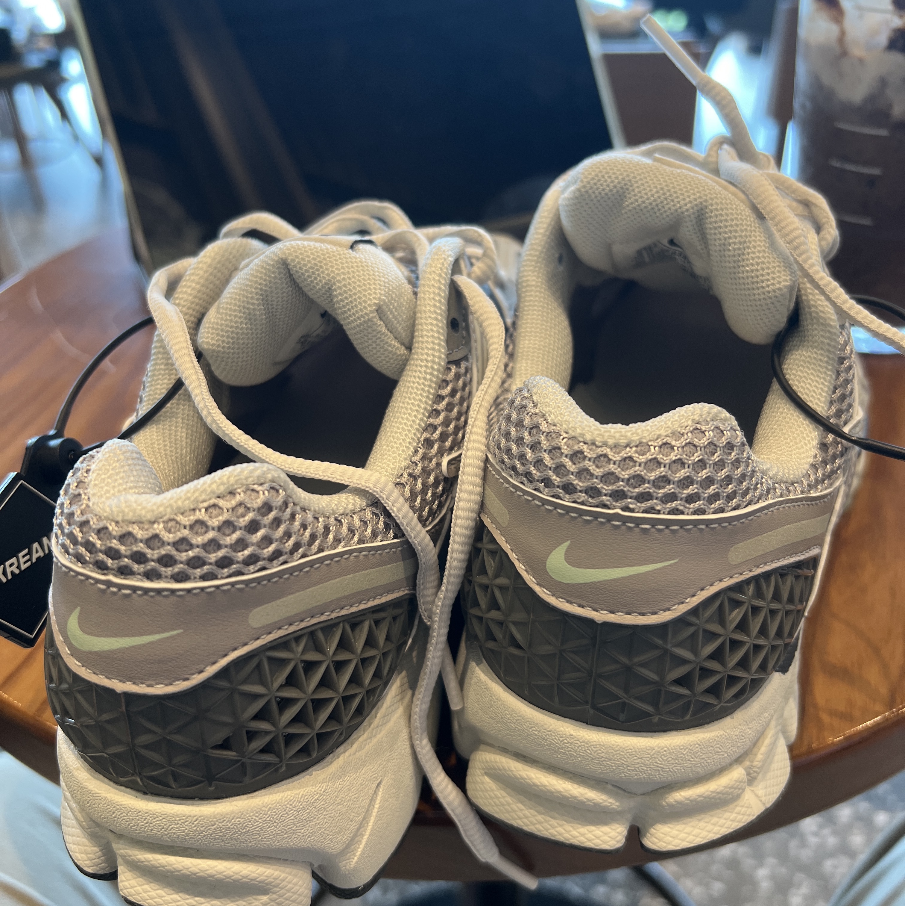 (W) Nike Zoom Vomero 5 Cobblestone and Flat Pewter 착용 스타일 - 2