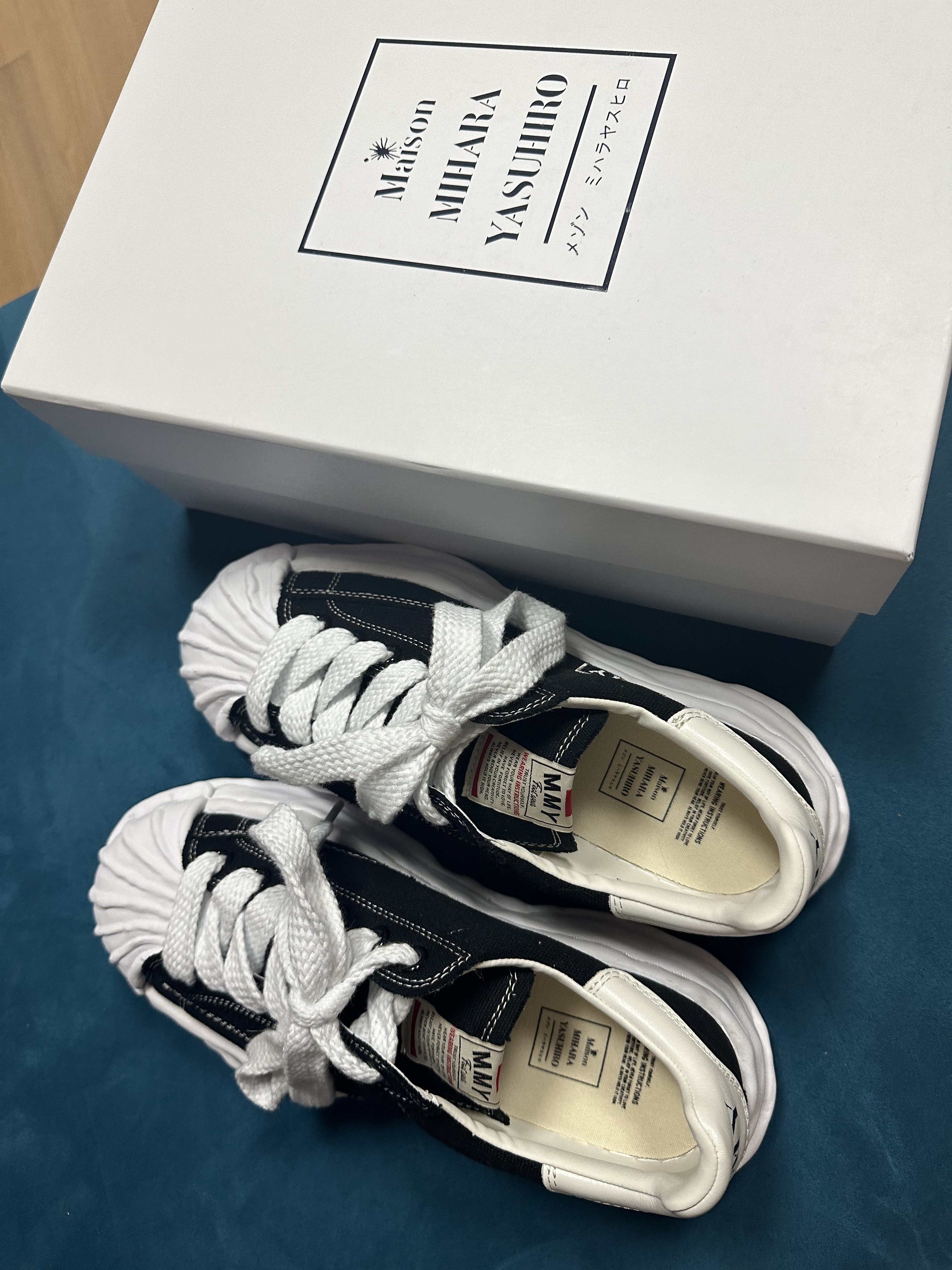 Maison Mihara Yasuhiro Blakey OG Sole Canvas Low-top Sneakers Black White, IAB Studio 10th Anniversary T-Shirts Pack White & Black (2 Pack) 착용 스타일 - 1