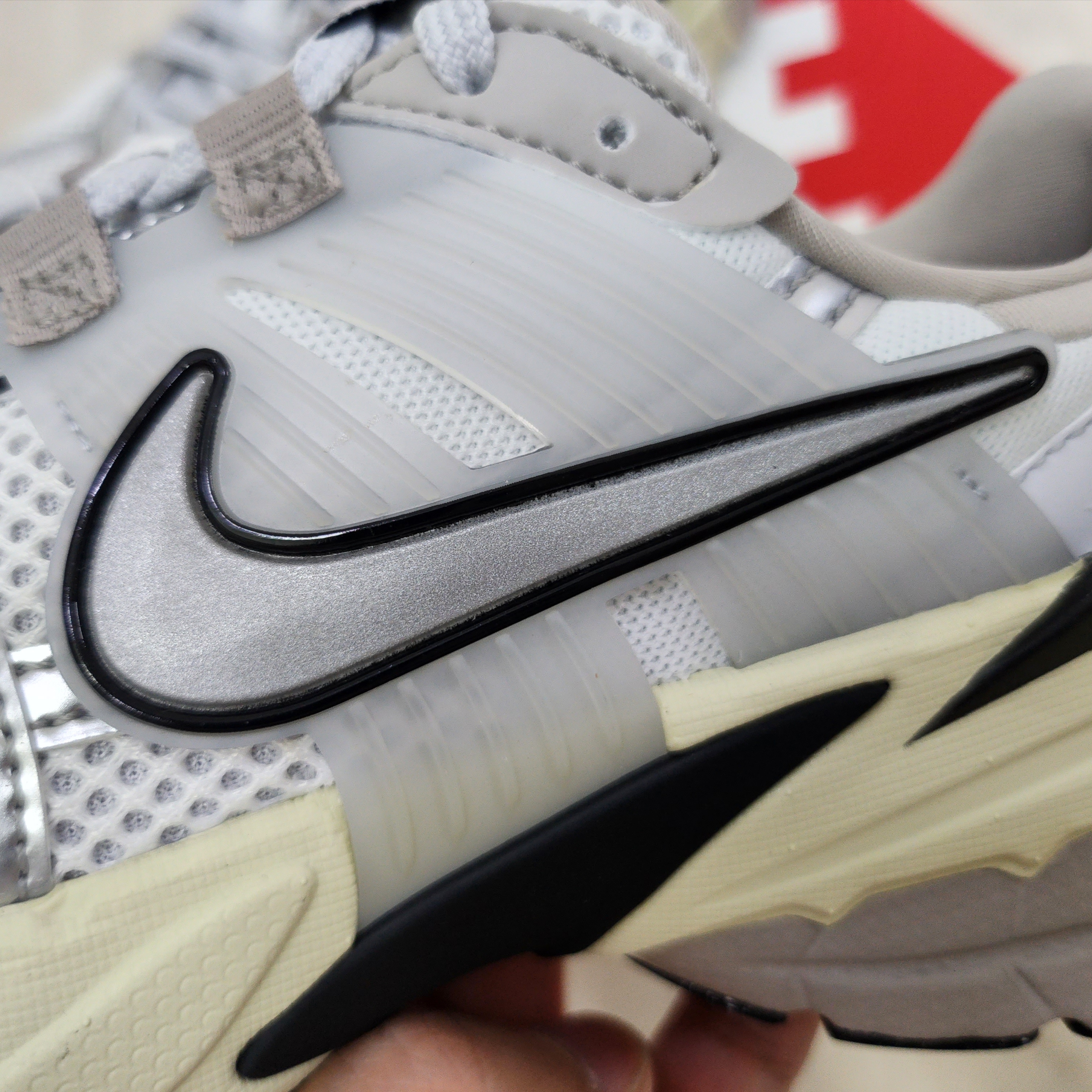 Nike V2K Run Summit White Metallic Silver 착용 스타일 - 3