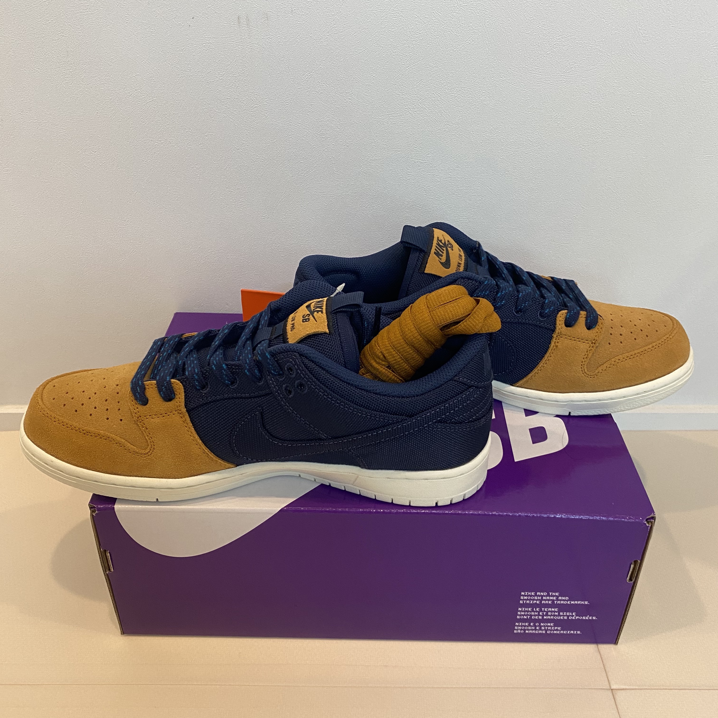 Nike SB Dunk Low Pro Premium Desert Ochre and Midnight Navy 착용 스타일 - 3