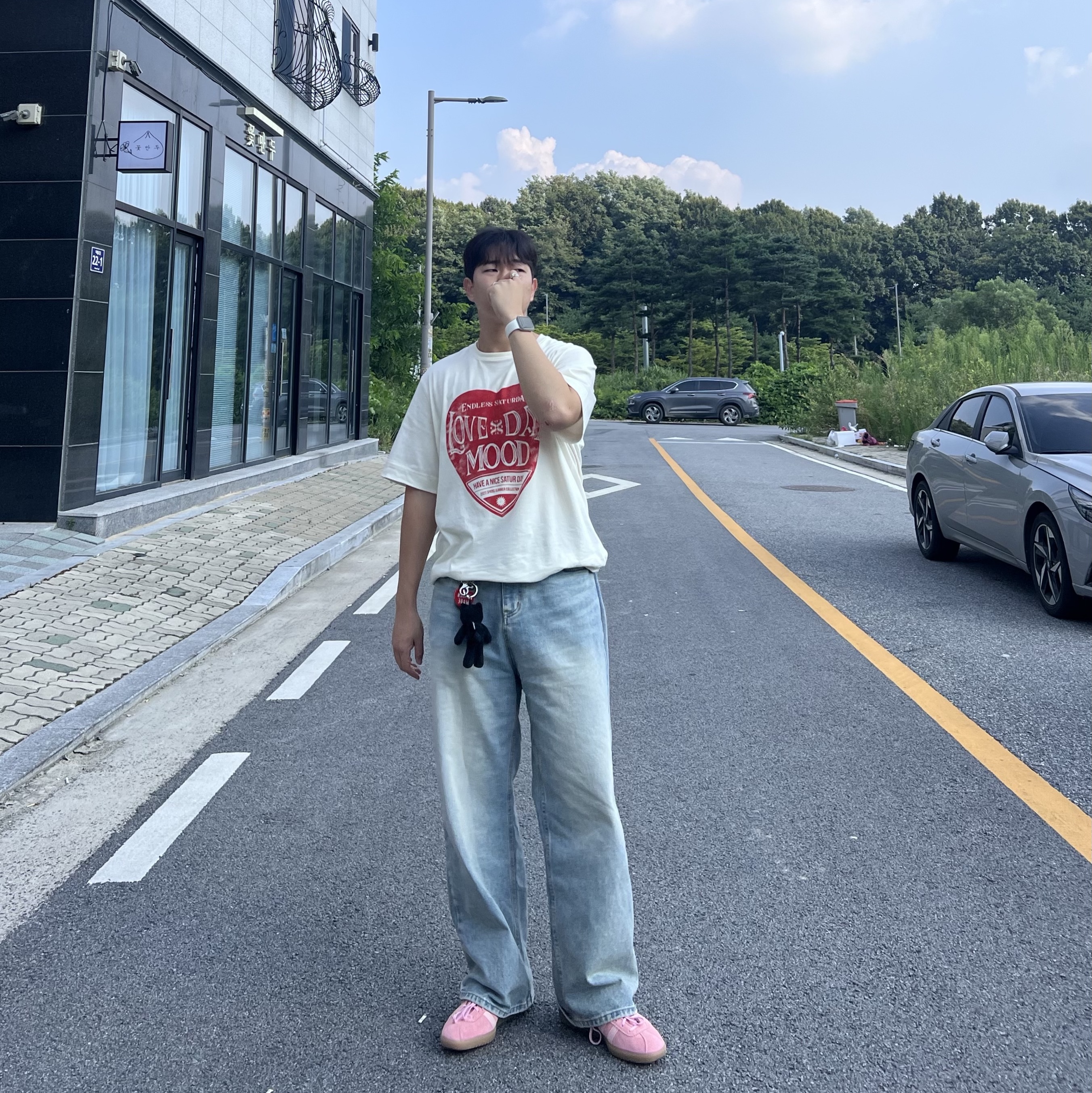 Adidas Bermuda Glow Pink, Comfort Piyong Keyring Black 착용 스타일 - 1