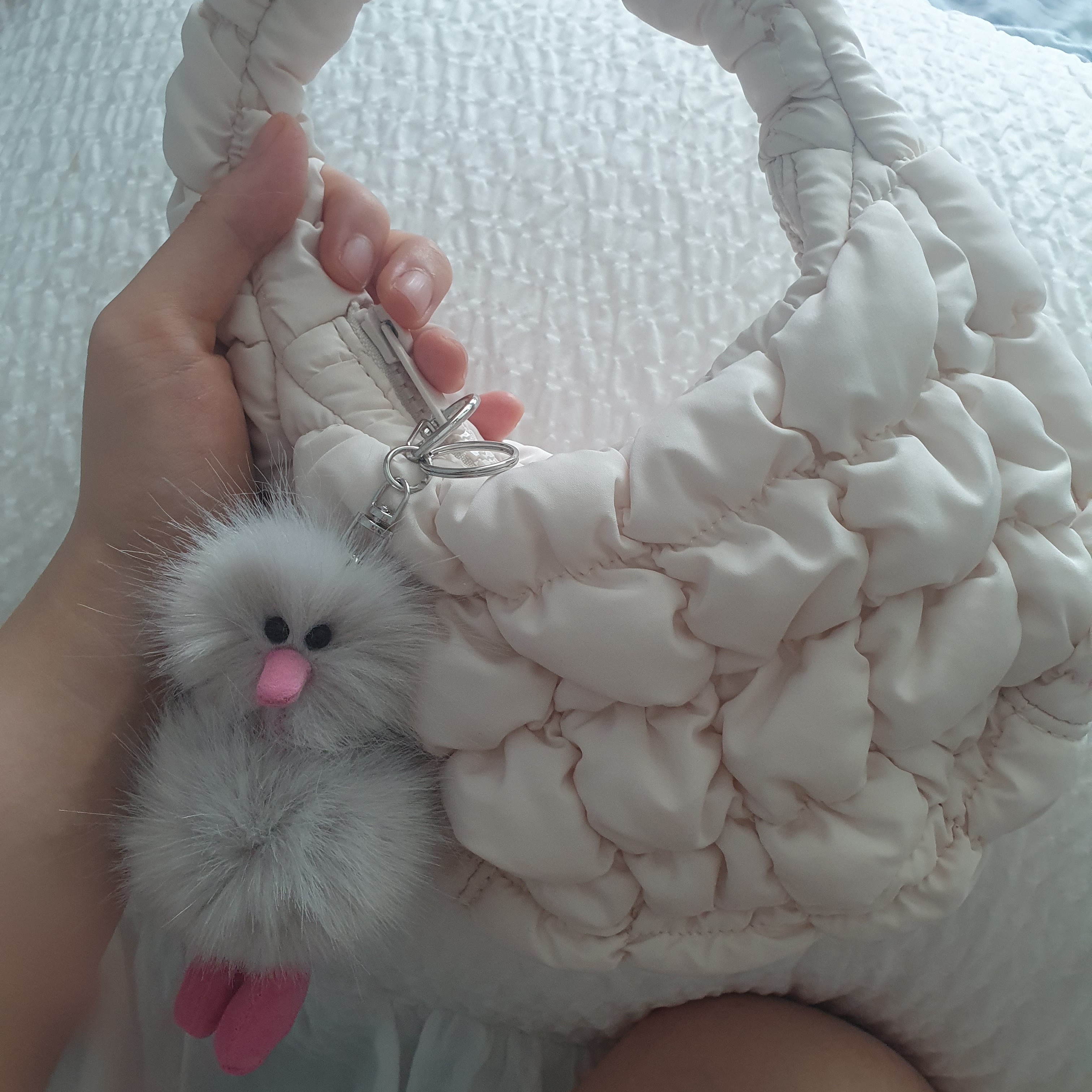 Cosymosy Mini Bird Keyring Light Gray 착용 스타일