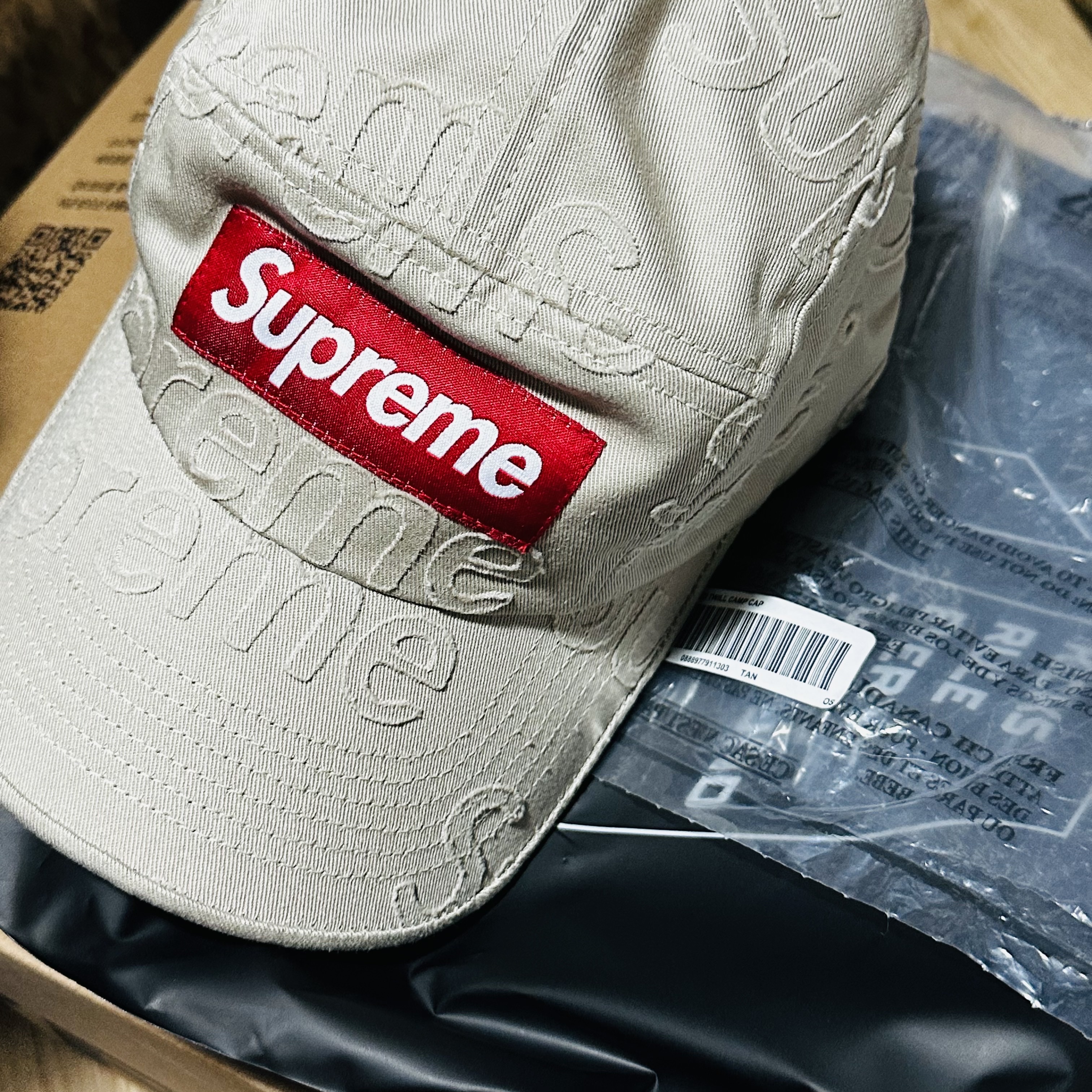 Supreme Lasered Twill Camp Cap Tan - 23SS 착용 스타일 - 1