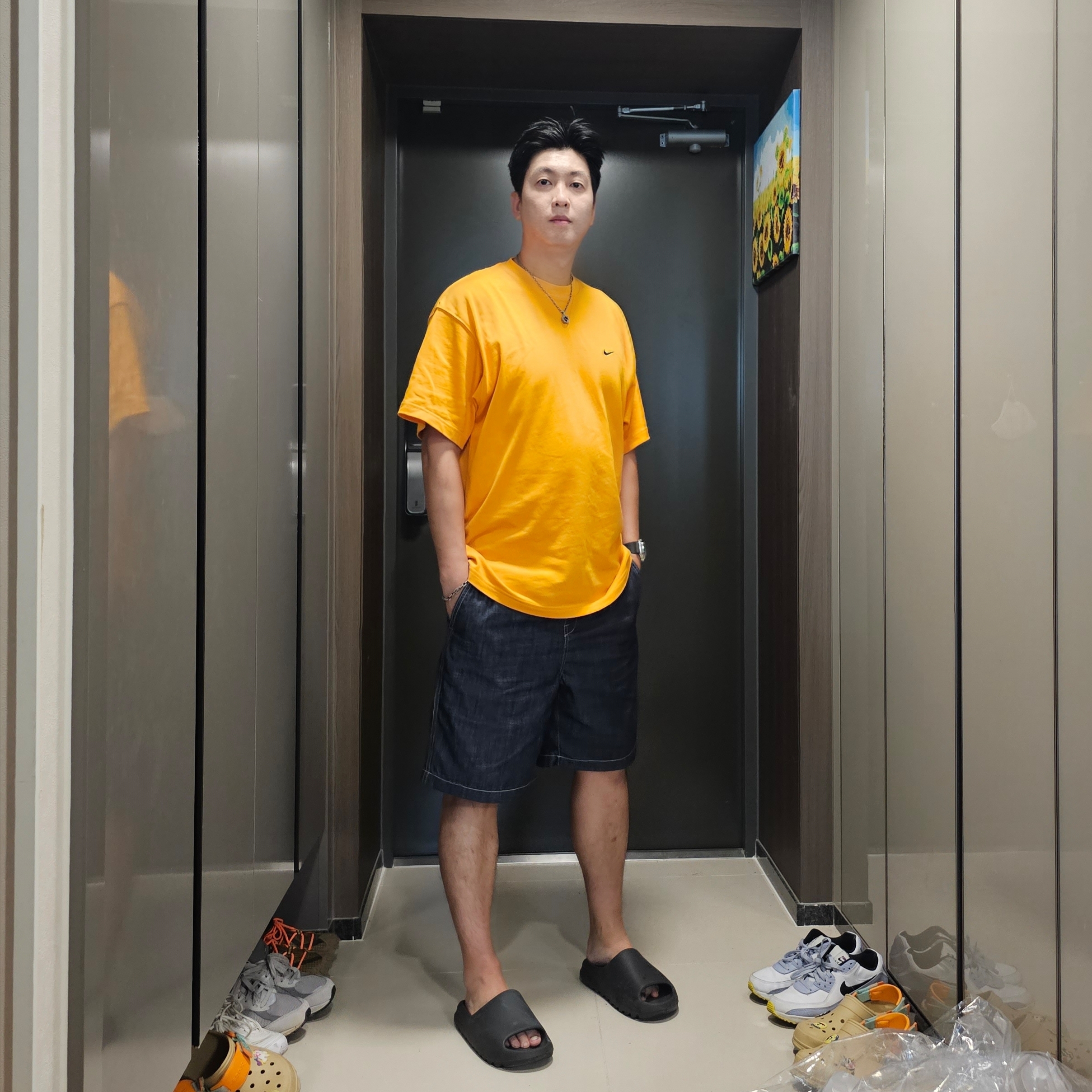 Adidas Yeezy Slide Onyx, Nike x Kim Jones Oversized T-Shirt Circuit Orange - US/EU 착용 스타일 - 1