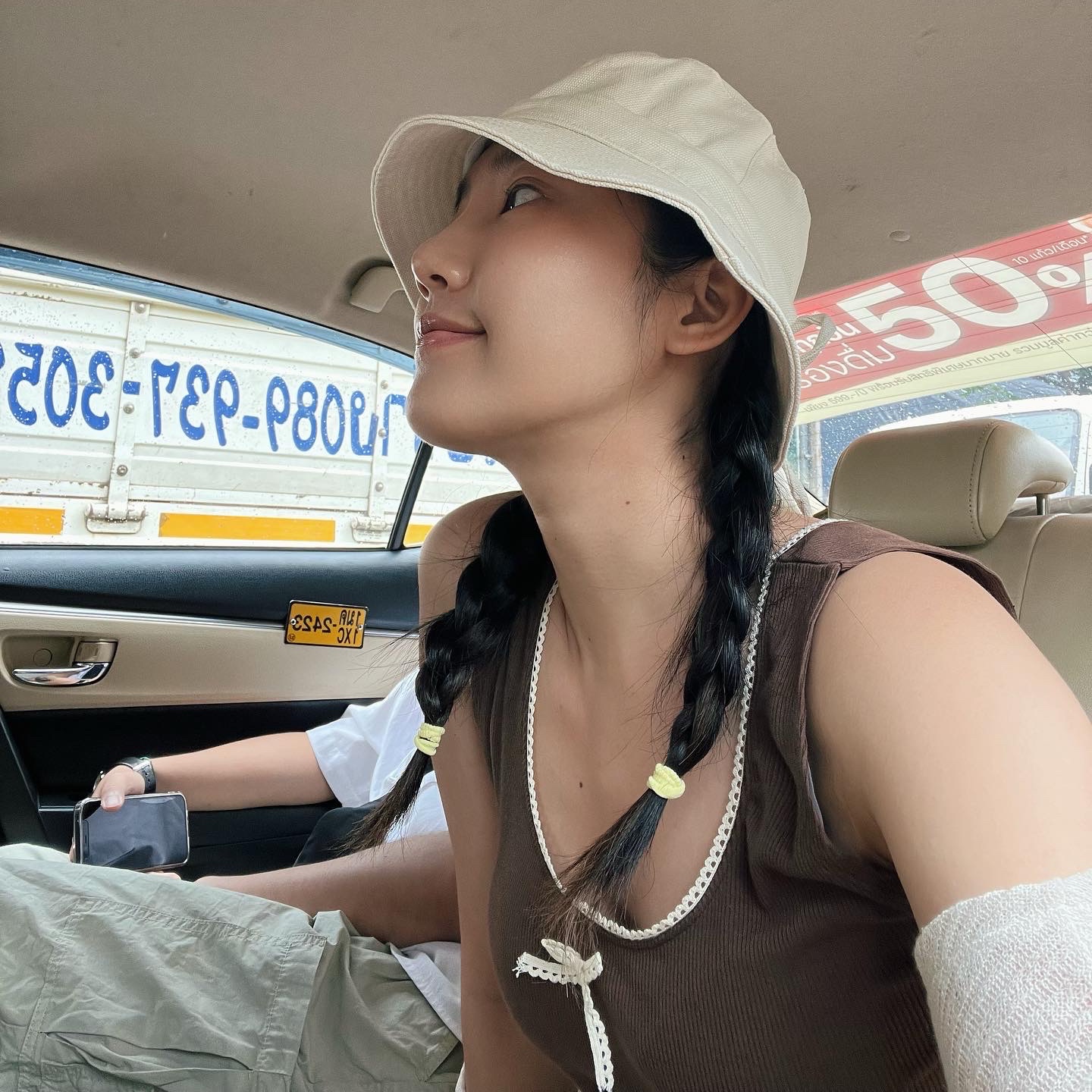 Jacquemus Le Bob Gadjo Bow Bucket Hat Off White 착용 스타일 - 3