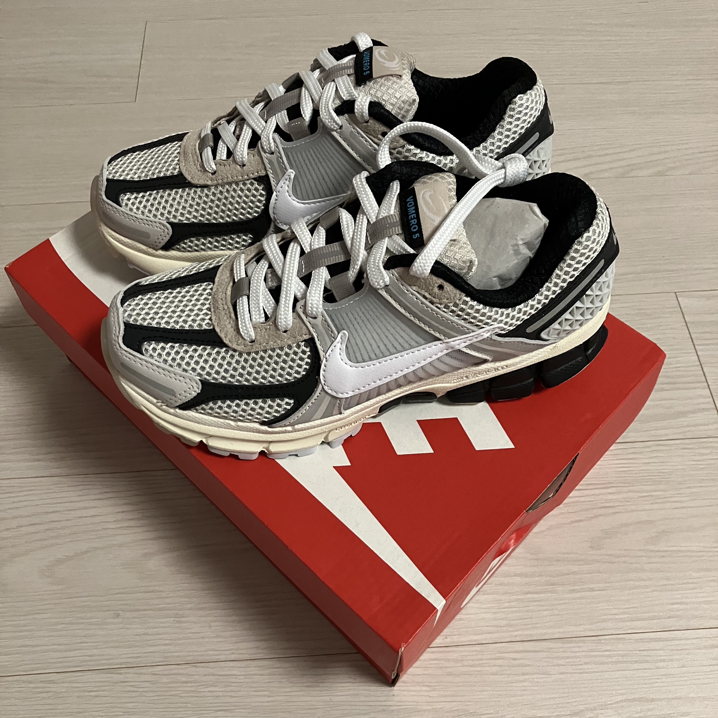 Nike Zoom Vomero 5 Light Bone and Black 착용 스타일