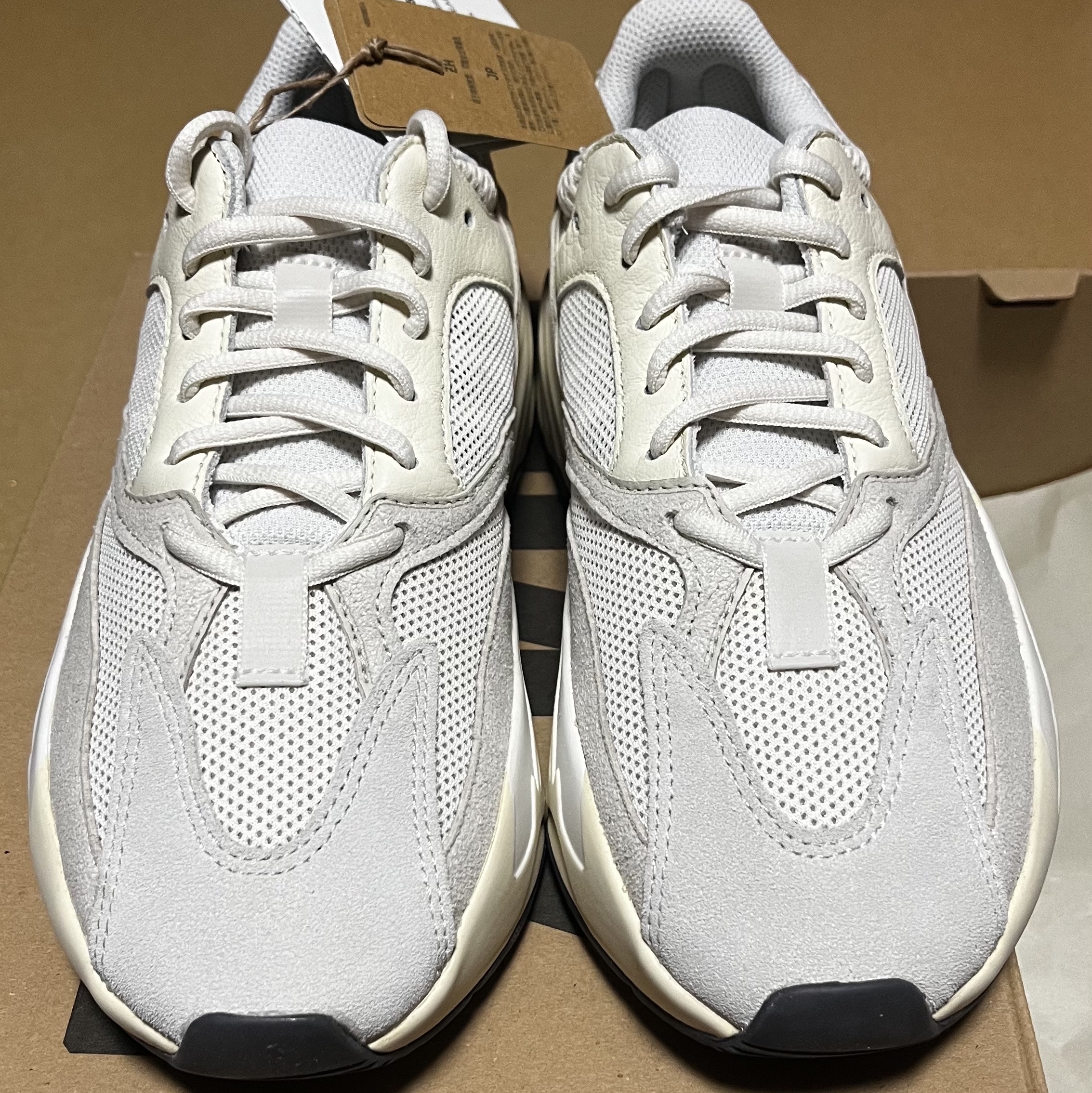 Adidas Yeezy Boost 700 Analog 2022/2023 착용 스타일 - 2