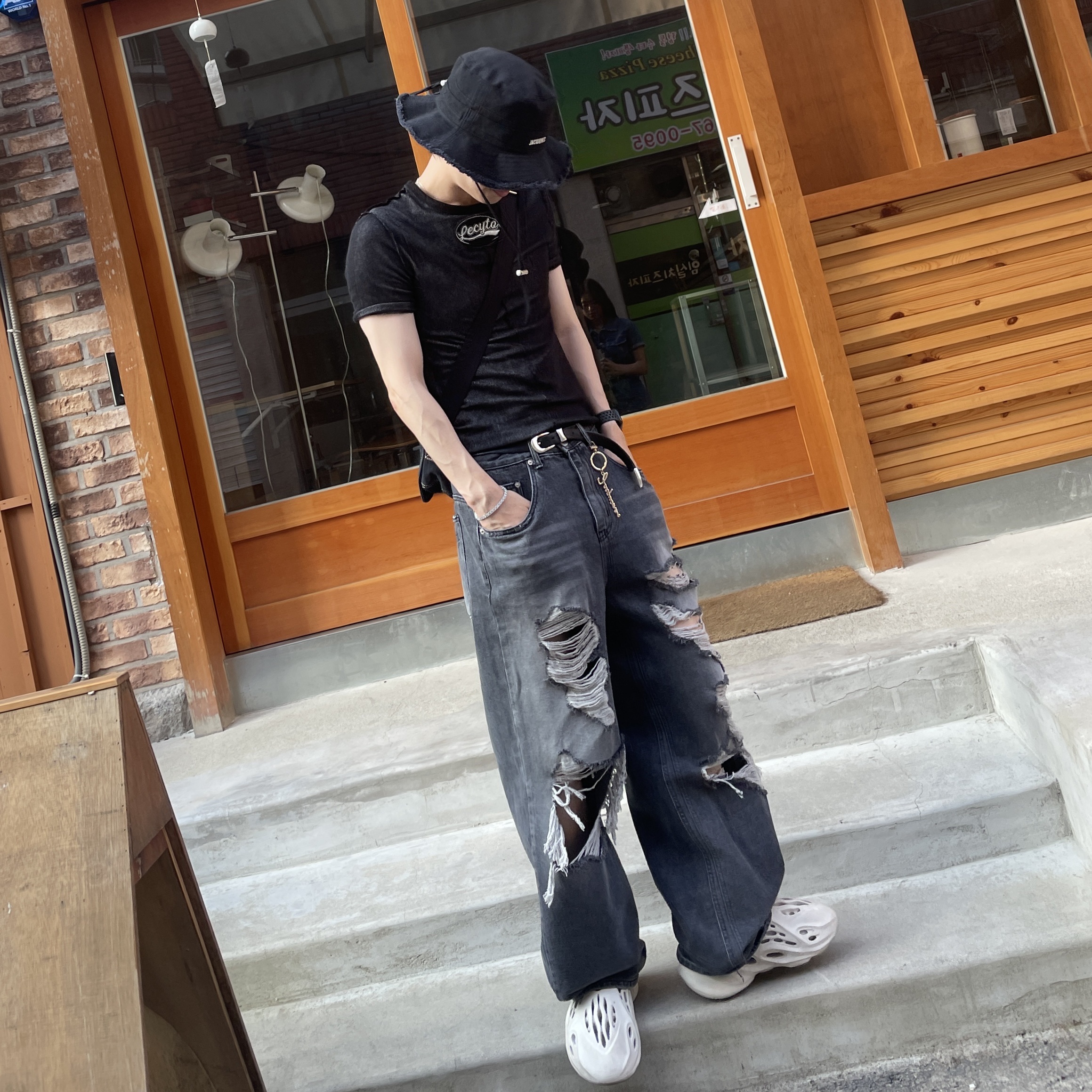 Jacquemus Le Bob Artichaut Bucket Hat Black, Adidas Yeezy Foam RNNR Ararat 착용 스타일 - 3