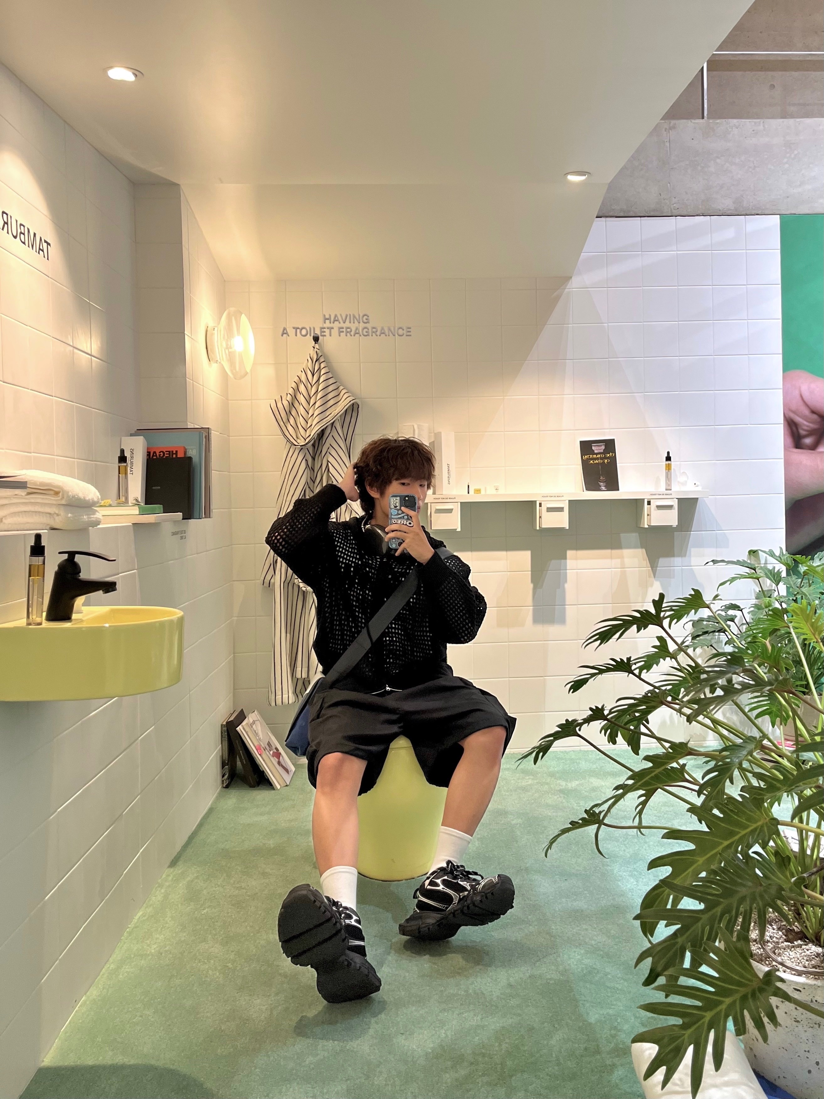 Balenciaga 3XL Sneakers Black White, Stussy World Tour T-Shirt White 2023 착용 스타일 - 1
