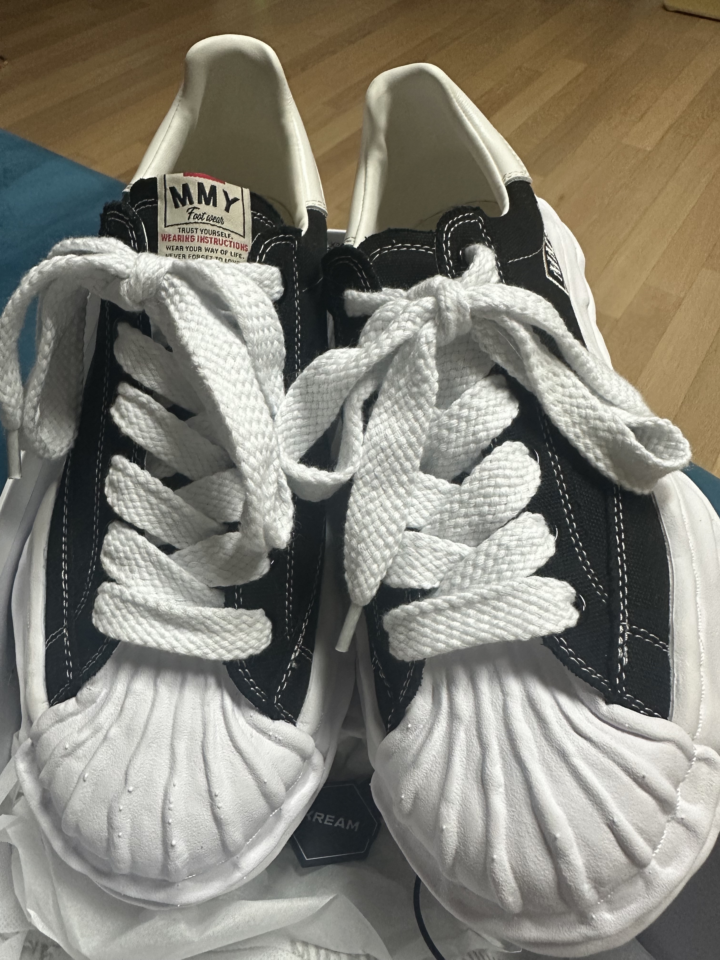 Maison Mihara Yasuhiro Blakey OG Sole Canvas Low-top Sneakers Black White, IAB Studio 10th Anniversary T-Shirts Pack White & Black (2 Pack) 착용 스타일 - 2