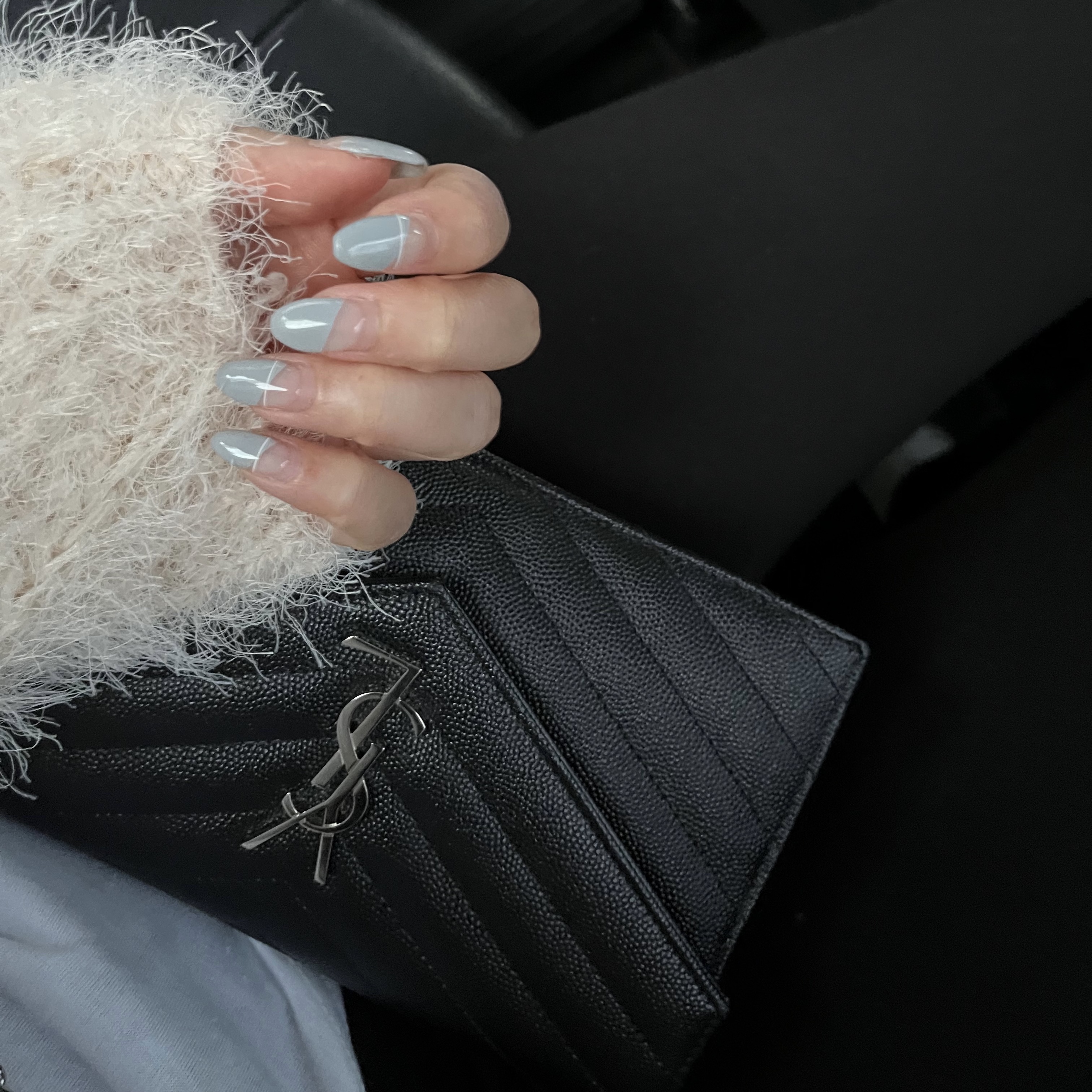 Saint Laurent Cassandre Matelasse Chain Wallet in Grain de Poudre Embossed Leather Black 착용 스타일