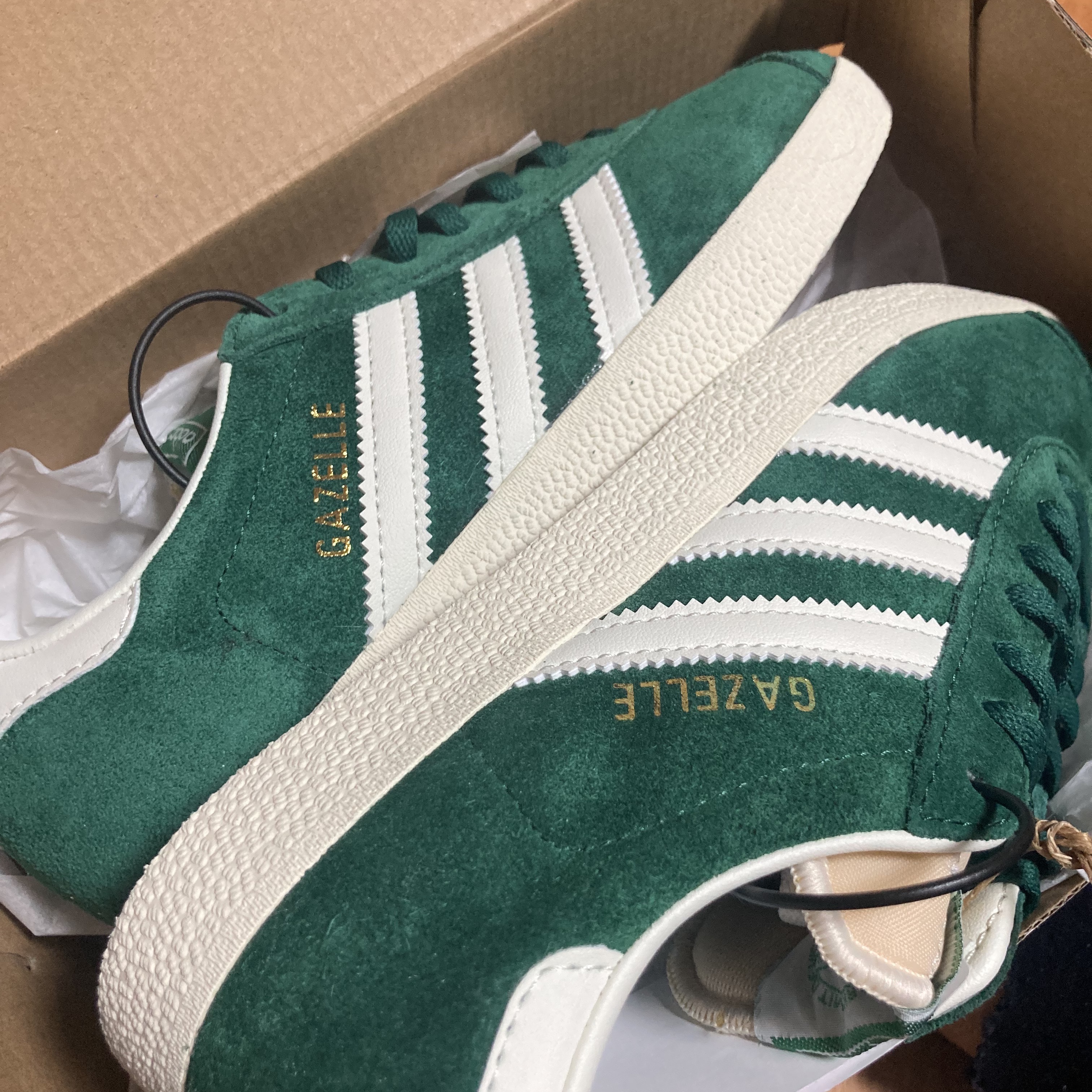 Adidas Gazelle Dark Green Cream White 착용 스타일 - 2