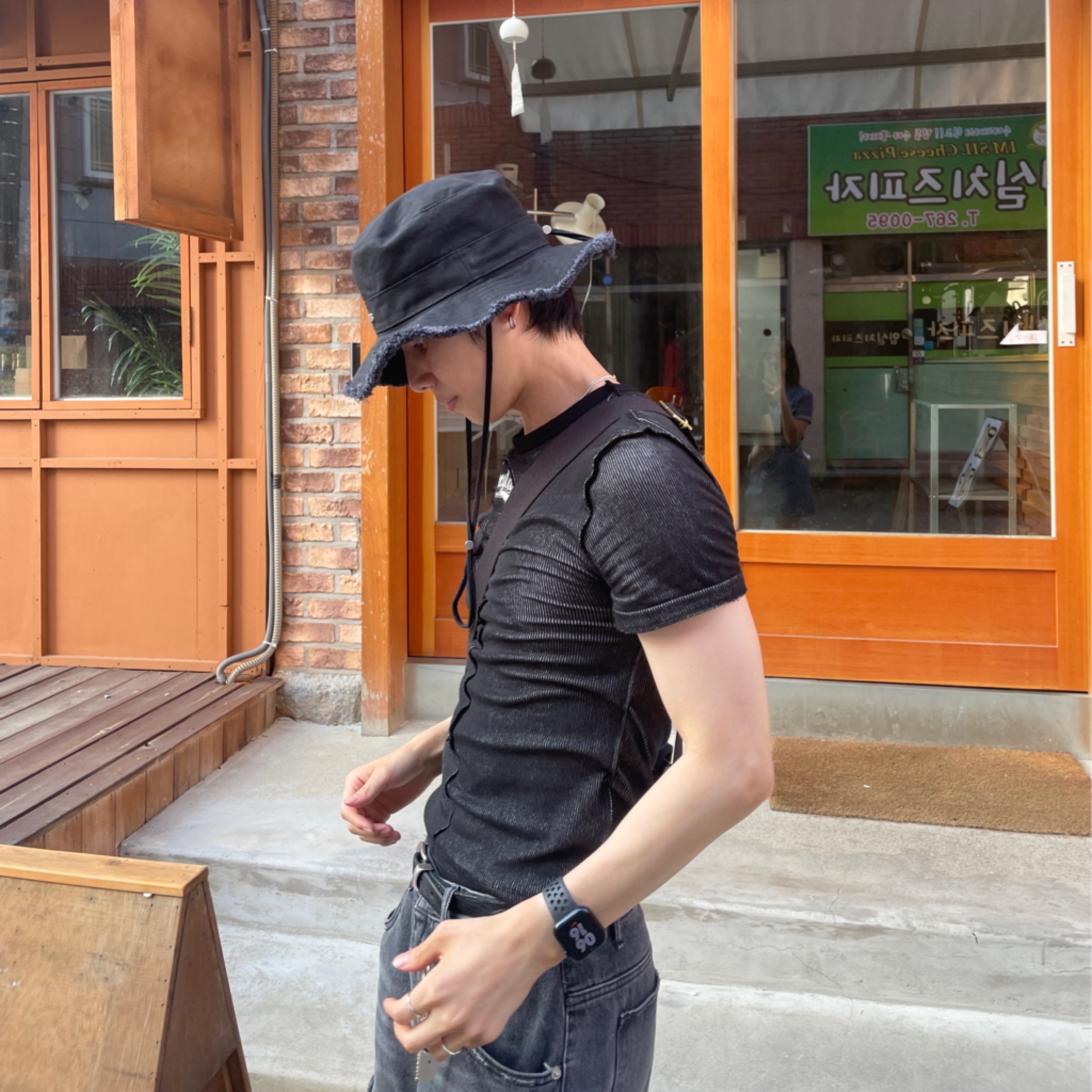 Jacquemus Le Bob Artichaut Bucket Hat Black, Adidas Yeezy Foam RNNR Ararat 착용 스타일 - 4