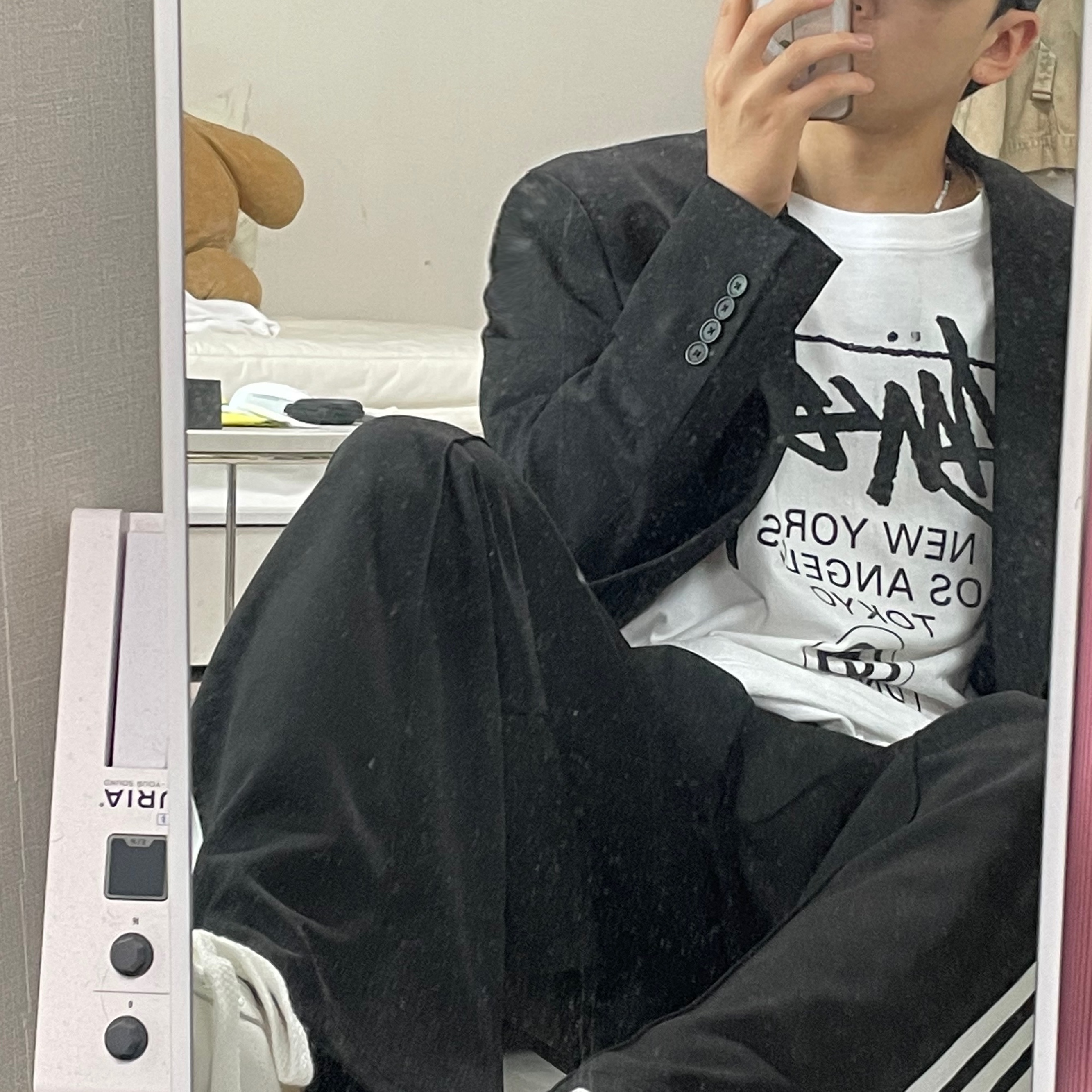 Stussy World Tour T-Shirt White 2023, Maison Mihara Yasuhiro Blakey OG Sole Leather Low-top Sneakers White 착용 스타일