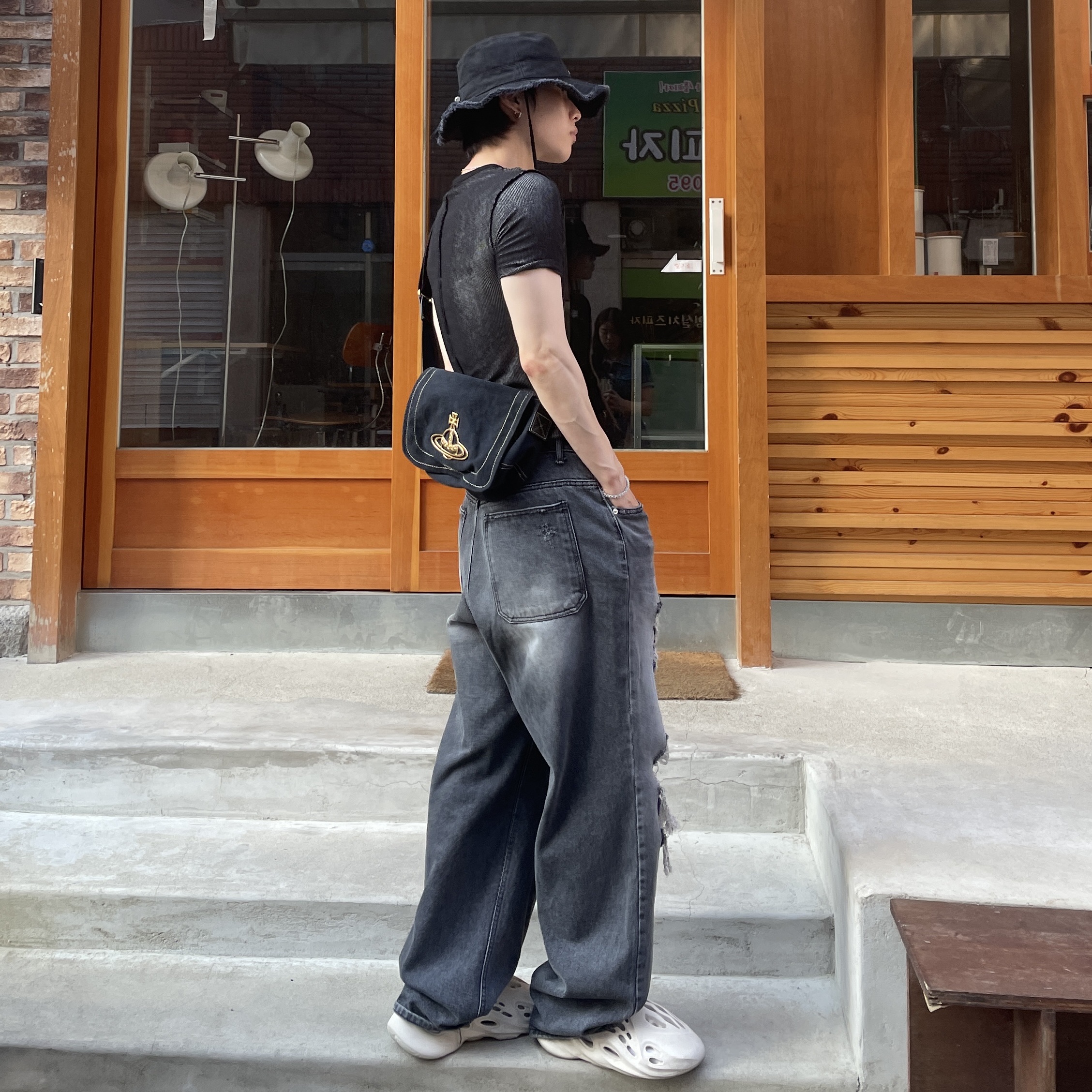 Jacquemus Le Bob Artichaut Bucket Hat Black, Adidas Yeezy Foam RNNR Ararat 착용 스타일 - 2