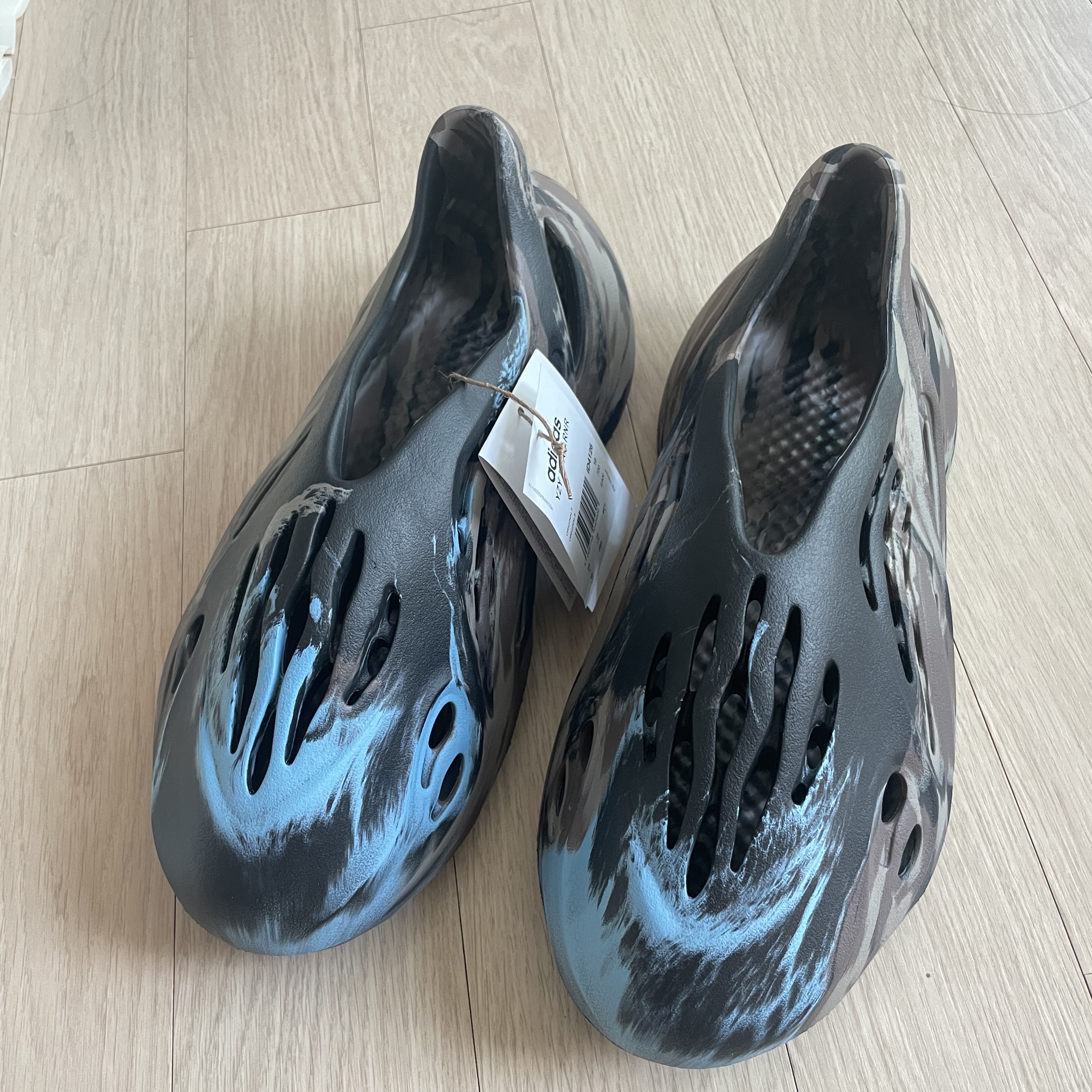 Adidas Yeezy Foam RNNR MX Cinder 착용 스타일