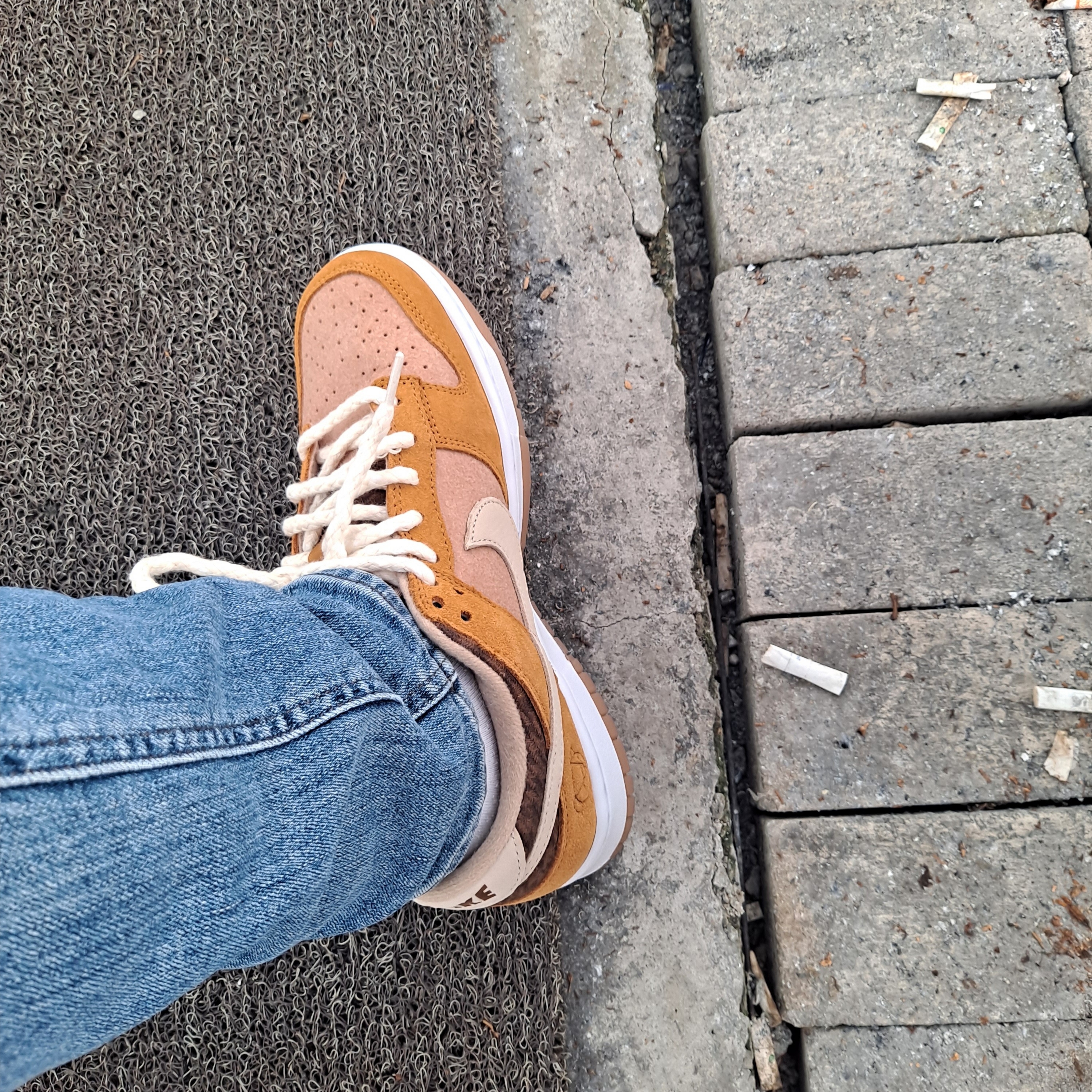 Nike Dunk Low SE Praline Desert Ochre 착용 스타일