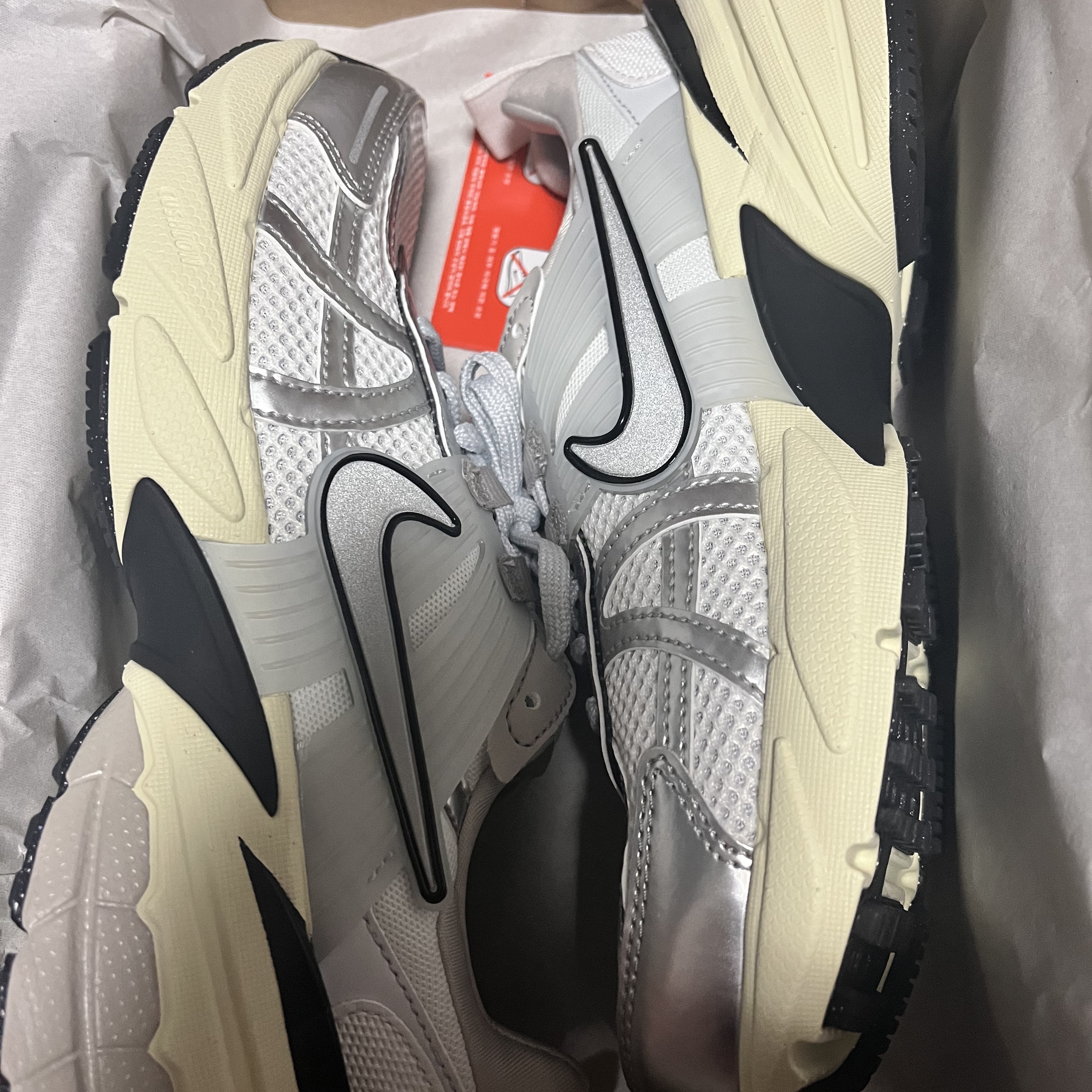 Nike V2K Run Summit White Metallic Silver 착용 스타일