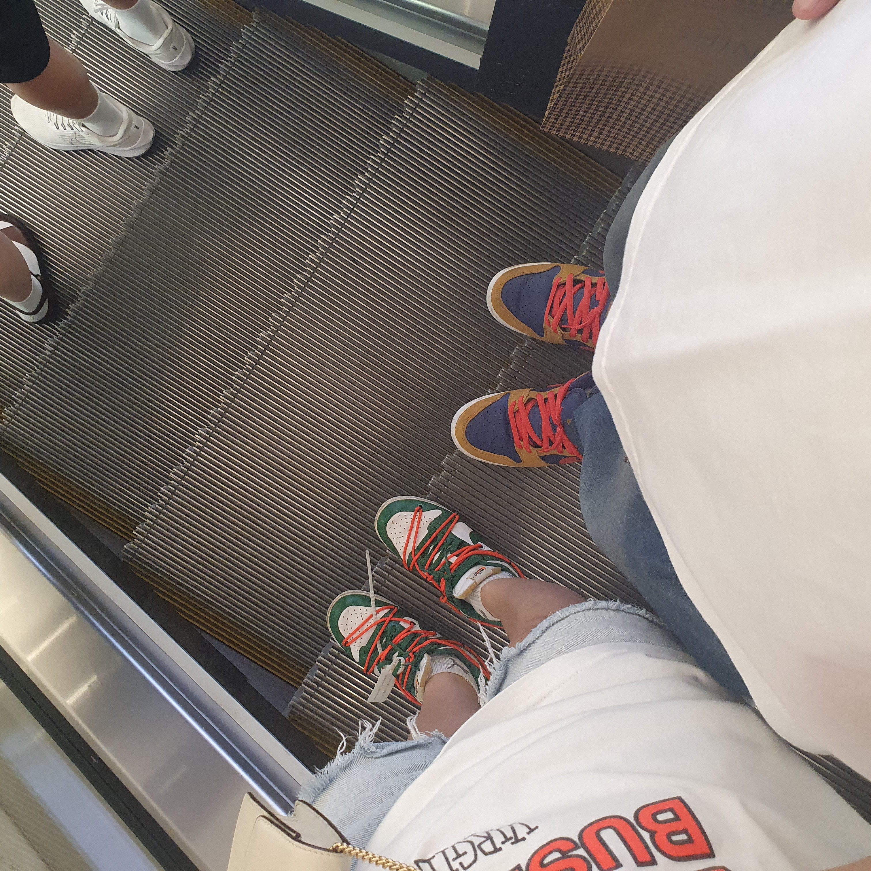 Supreme Cross Box Logo T-Shirt White - 20FW, Nike SB Dunk Low Pro Wheat and Purple 착용 스타일 - 2