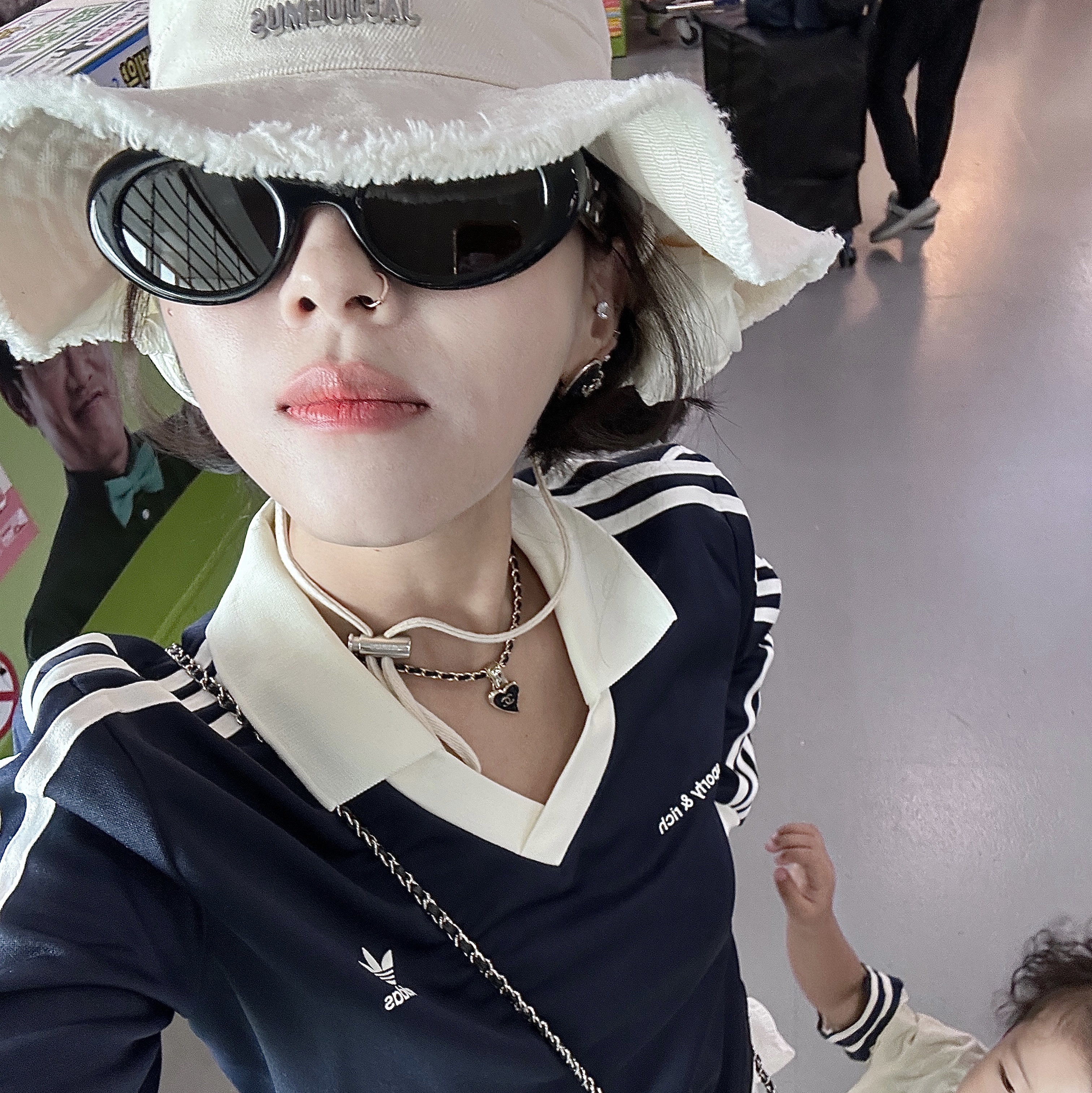 Gentle Monster x Maison Margiela MM005 Black Black, Jacquemus Le Bob Artichaut Bucket Hat Off White 착용 스타일