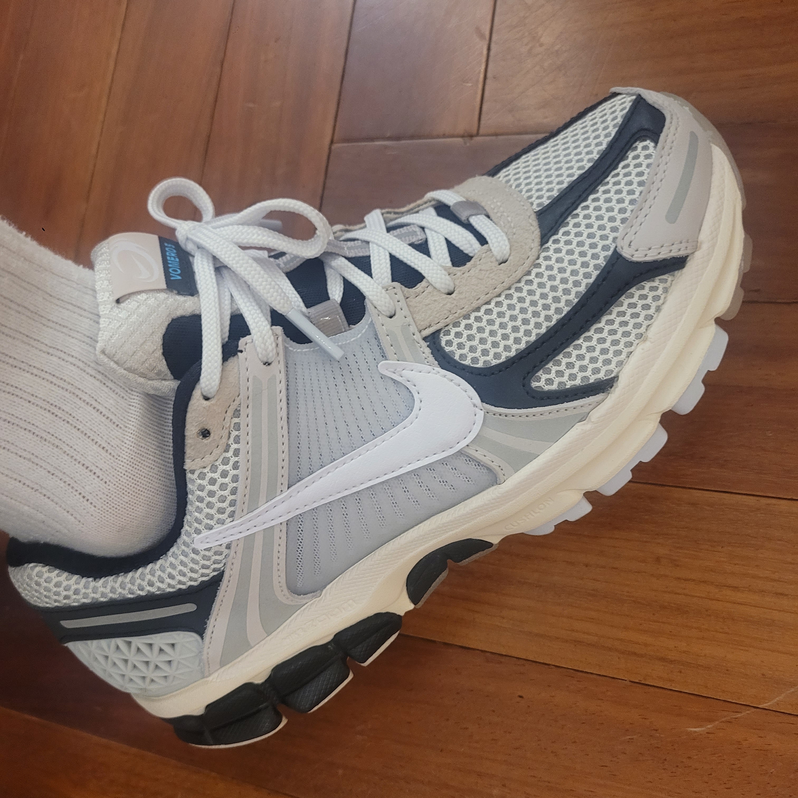 Nike Zoom Vomero 5 Light Bone and Black 착용 스타일 - 1