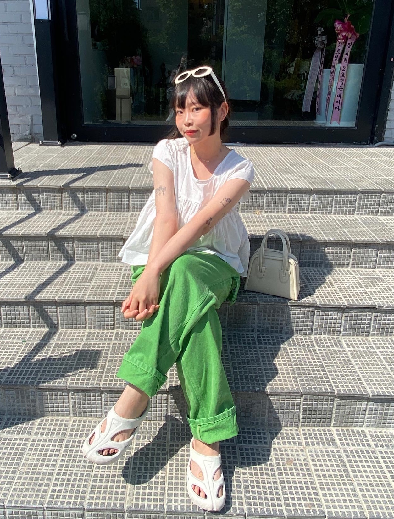 (W) Keen Shanti White Black 착용 스타일 - 1