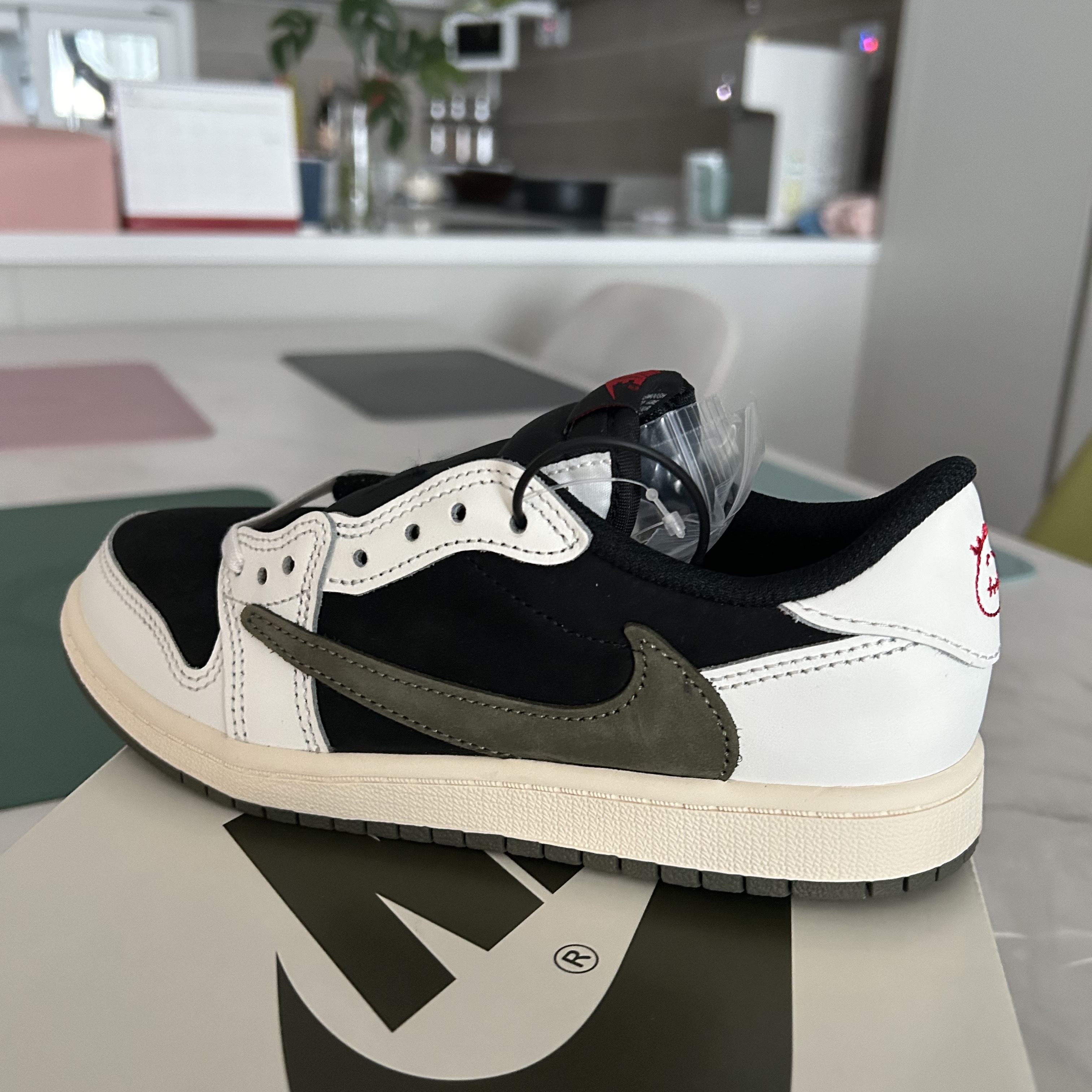 (PS) Jordan 1 x Travis Scott Retro Low OG SP Medium Olive 착용 스타일 - 2
