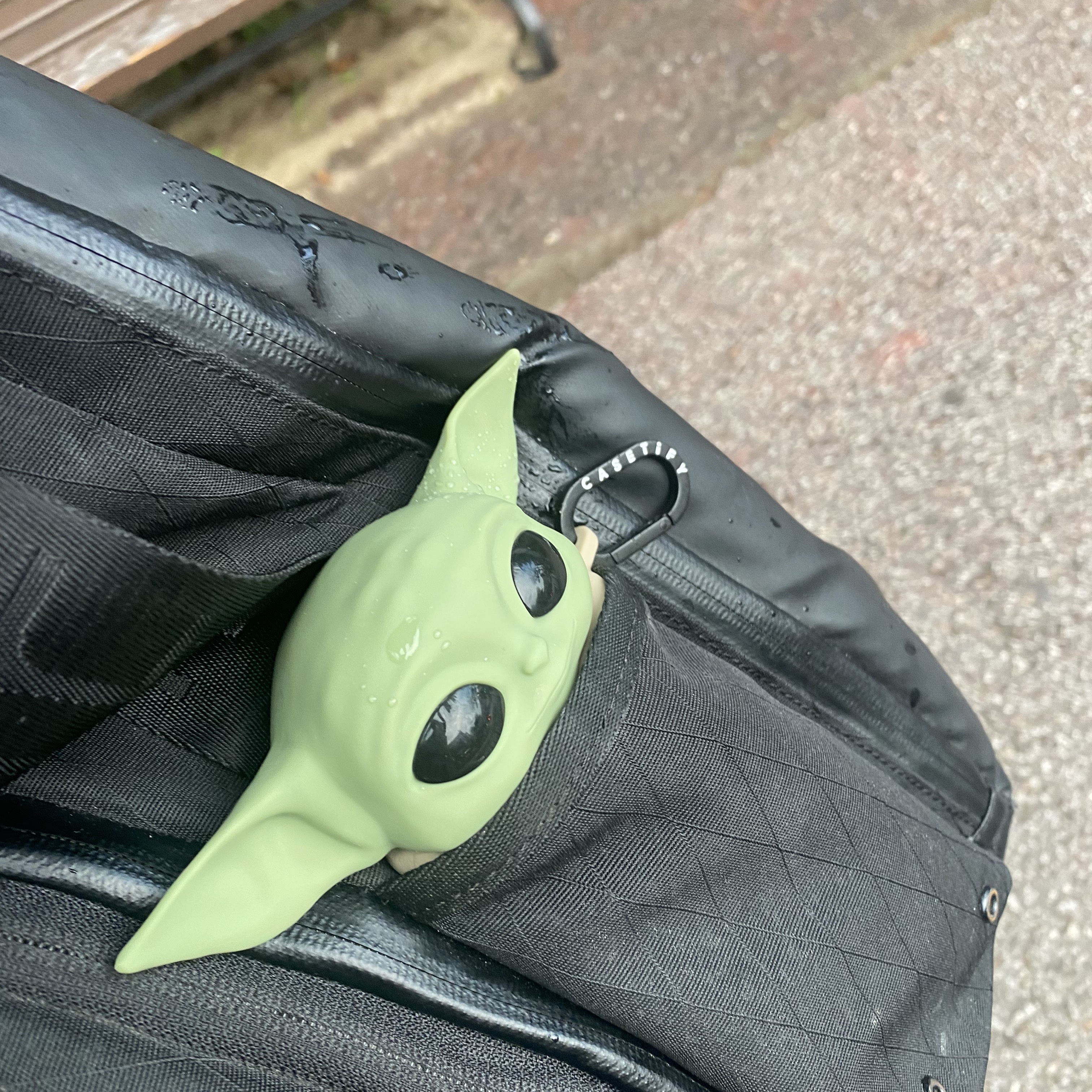 Casetify x The Mandalorian Grogu Collectible AirPods Pro 1st/2nd Gen Case 착용 스타일 - 2