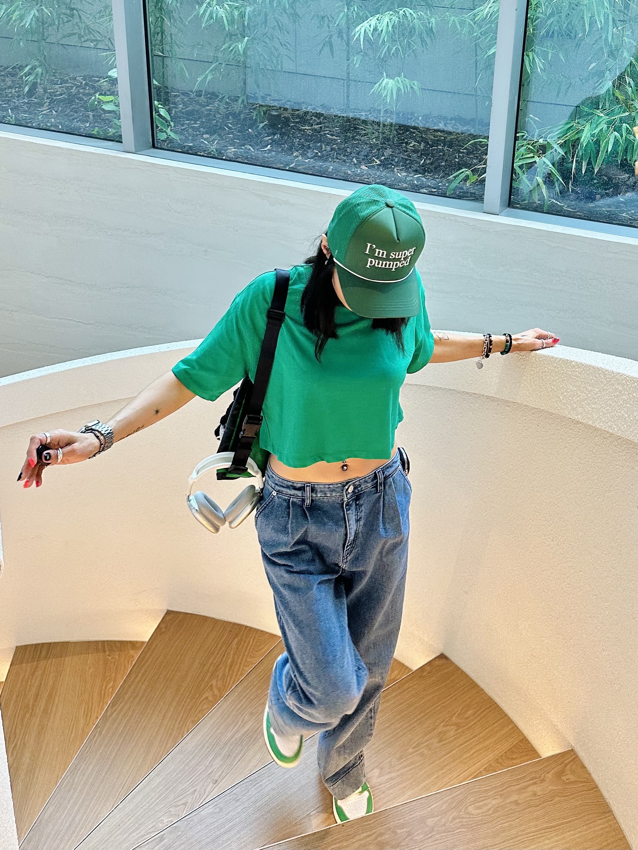 (W) Jordan 1 Retro High OG Lucky Green, Apple AirPods Max Lightning Silver (Korean Ver.) 착용 스타일 - 3